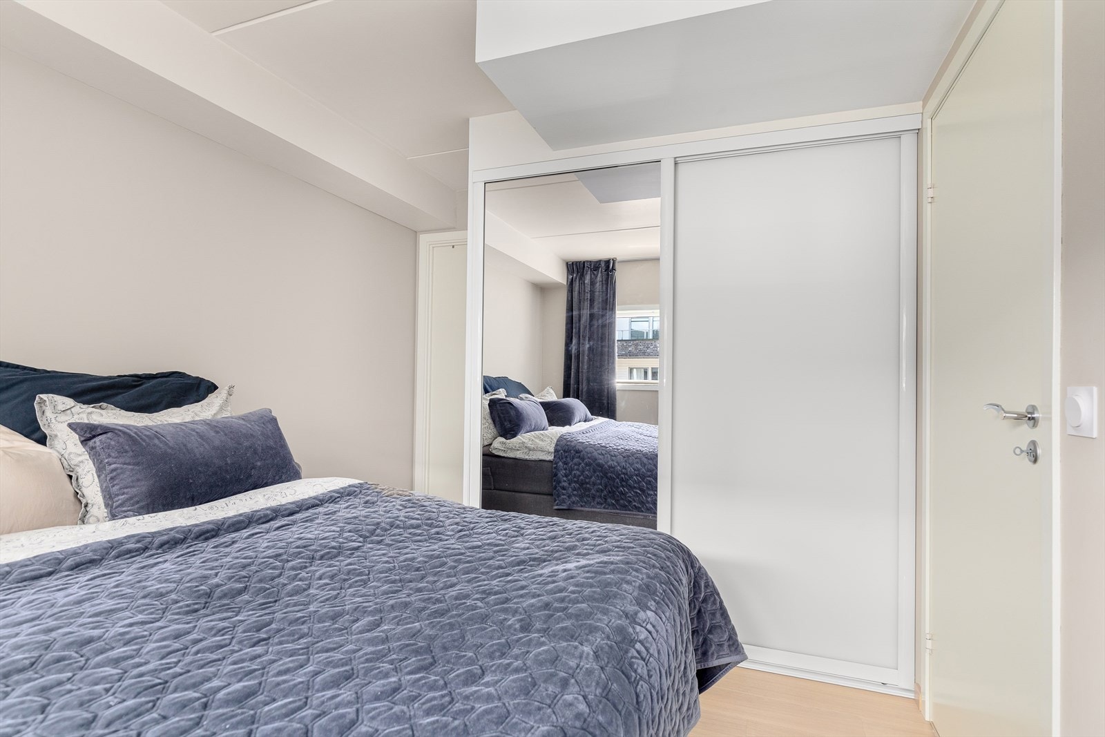 Praktisk skyvedørsgarderobe for oppbevaring Galleribilde