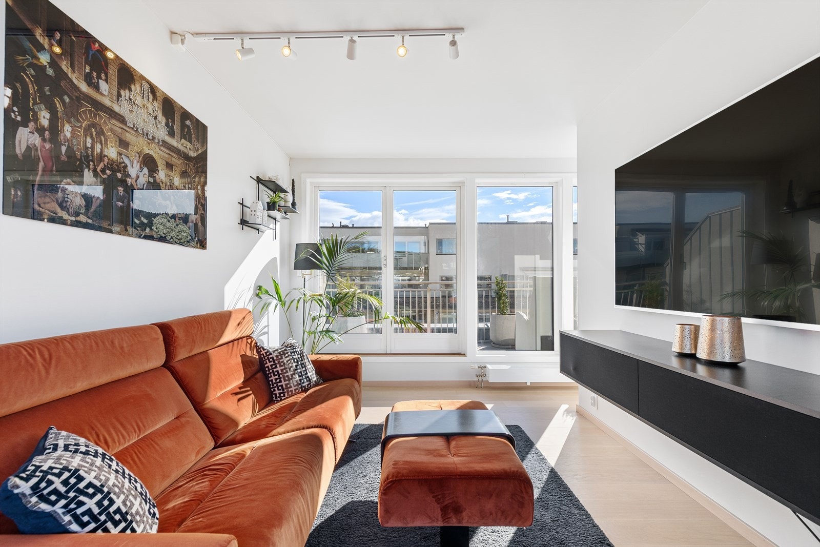 Stuen gir god plass for sofagruppe med tv-møblement Galleribilde