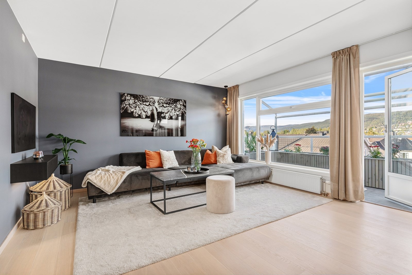 Leiligheten har en meget lys og luftig stue med gode møbleringsmuligheter Galleribilde