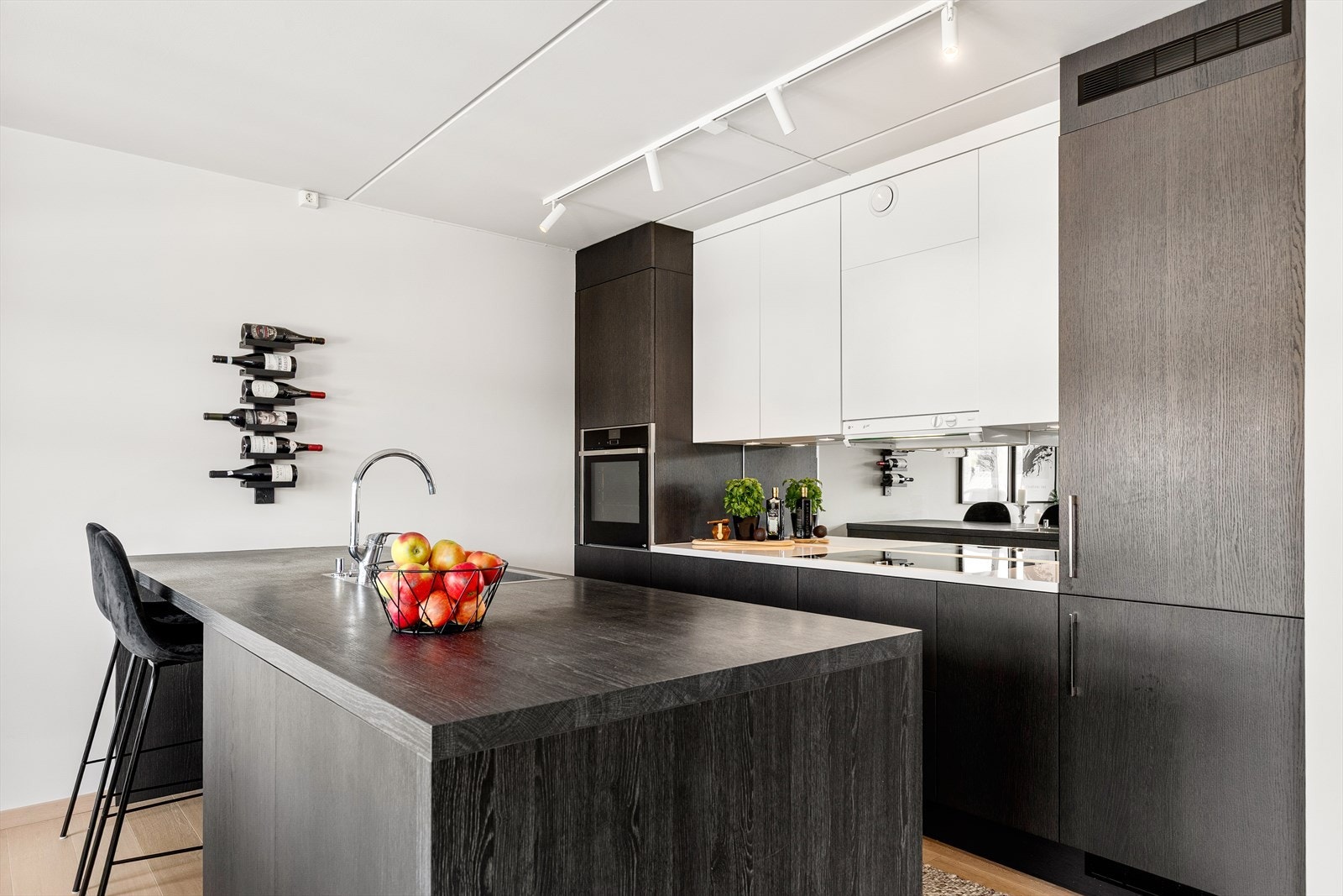 Hvitevarene er levert av Neff, Miele og Norcool Galleribilde