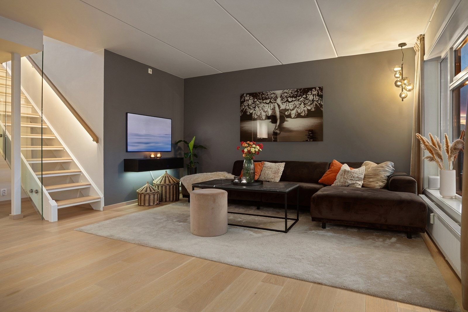 Stuen gir god plass for sofagruppe og tilhørende tv-møblement Galleribilde