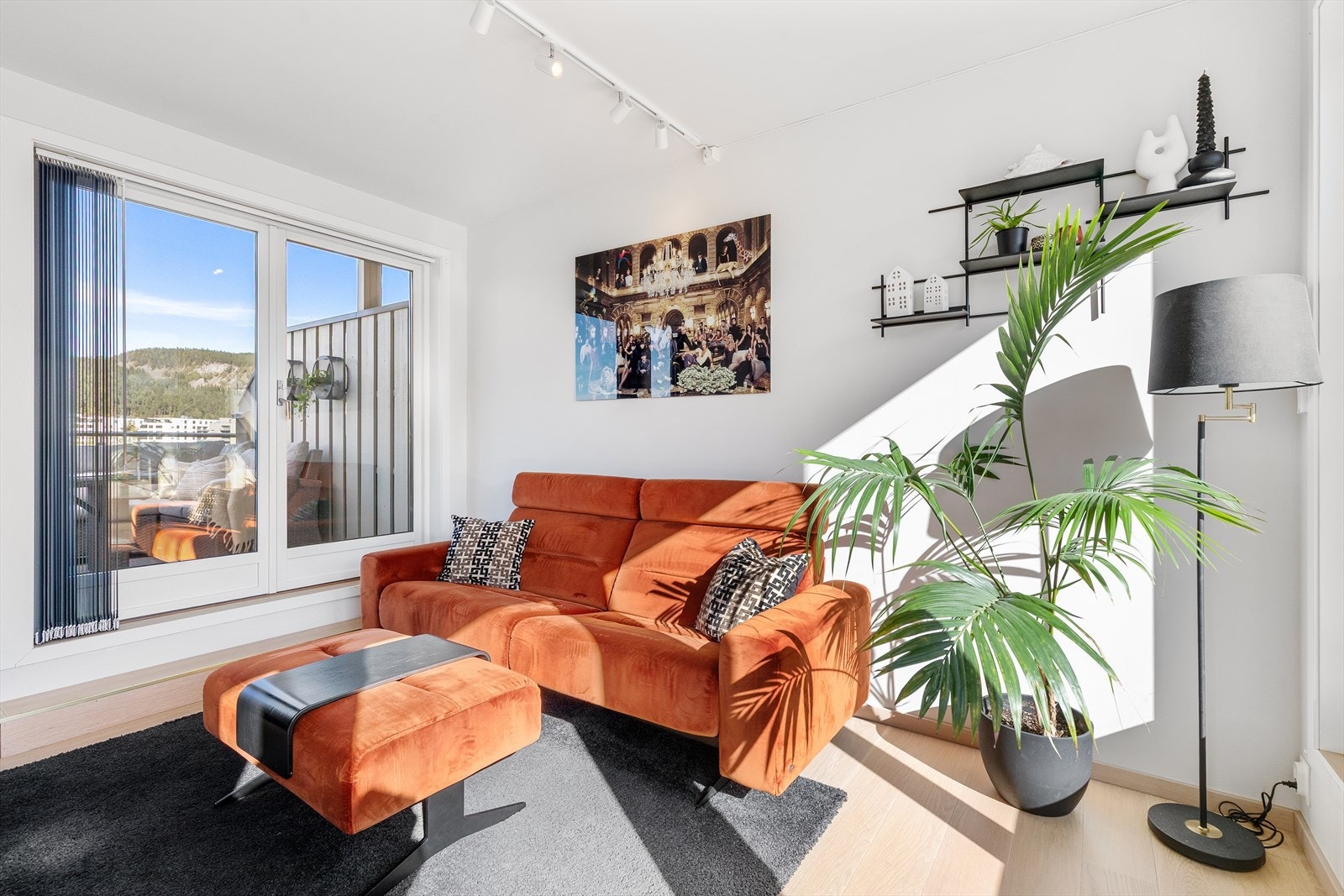 I leilighetens øverste etasje finner du en lys og fin tv-stue Galleribilde