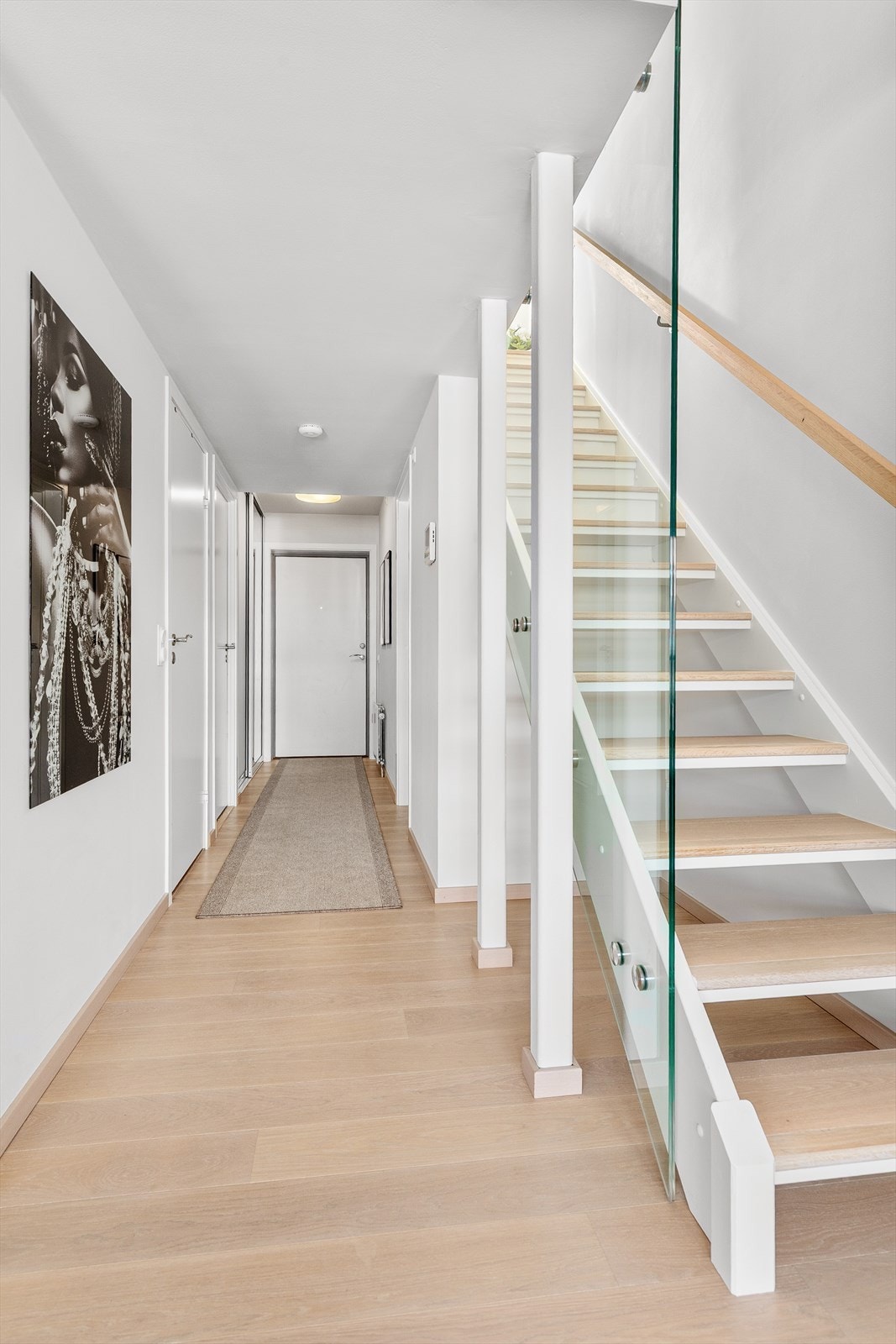 Lys og innbydende entré med skyvedørsgarderobe Galleribilde