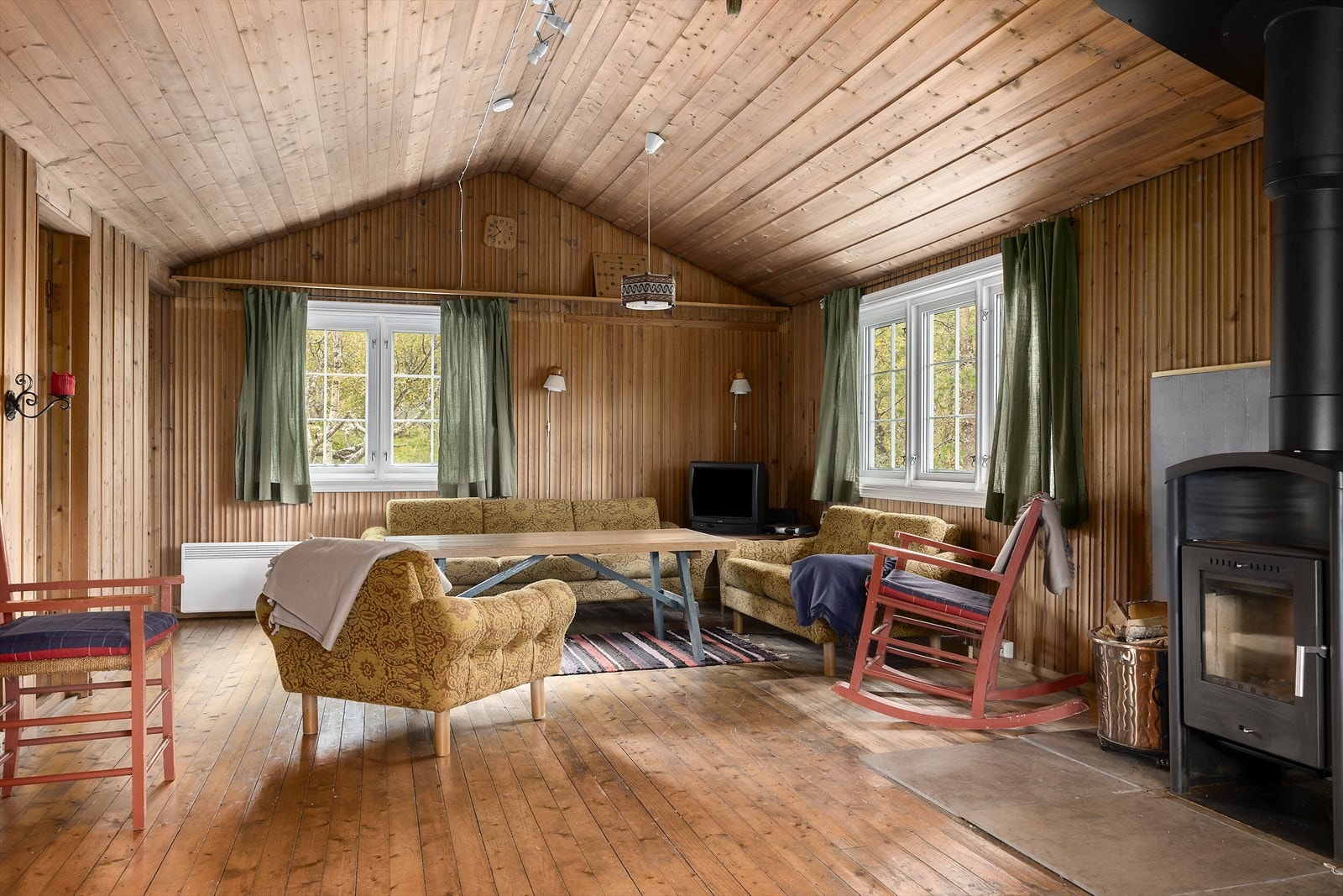 Koselig stue med vedovn. Galleribilde