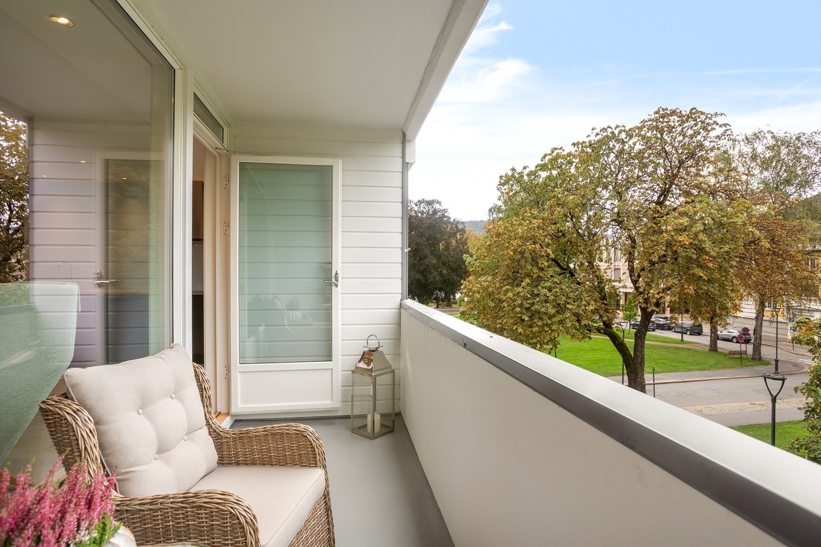 Fra stuen er det utgang til en takoverbygget og lun veranda Galleribilde