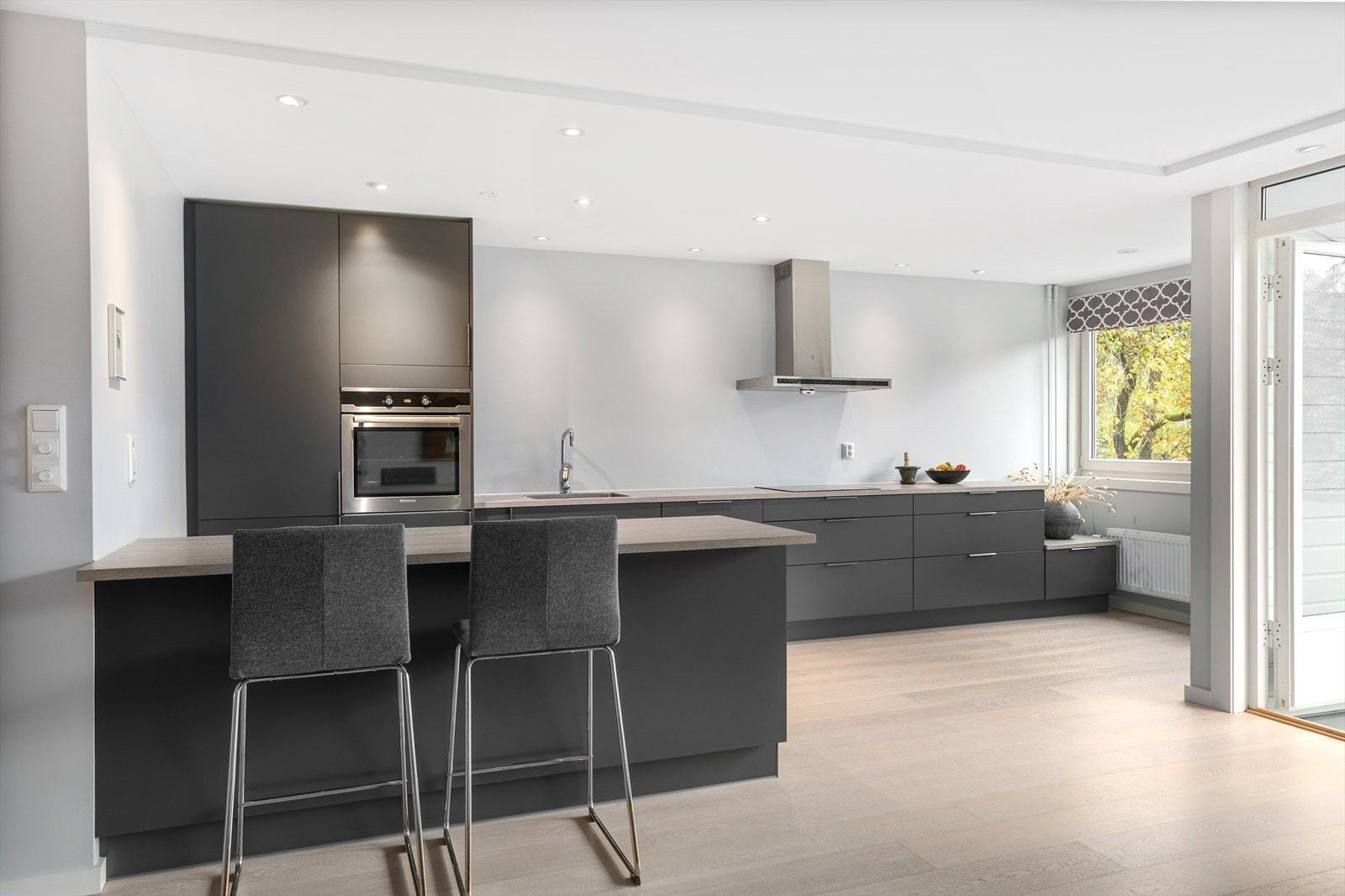 Leiligheten har et praktisk og delikat kjøkken Galleribilde