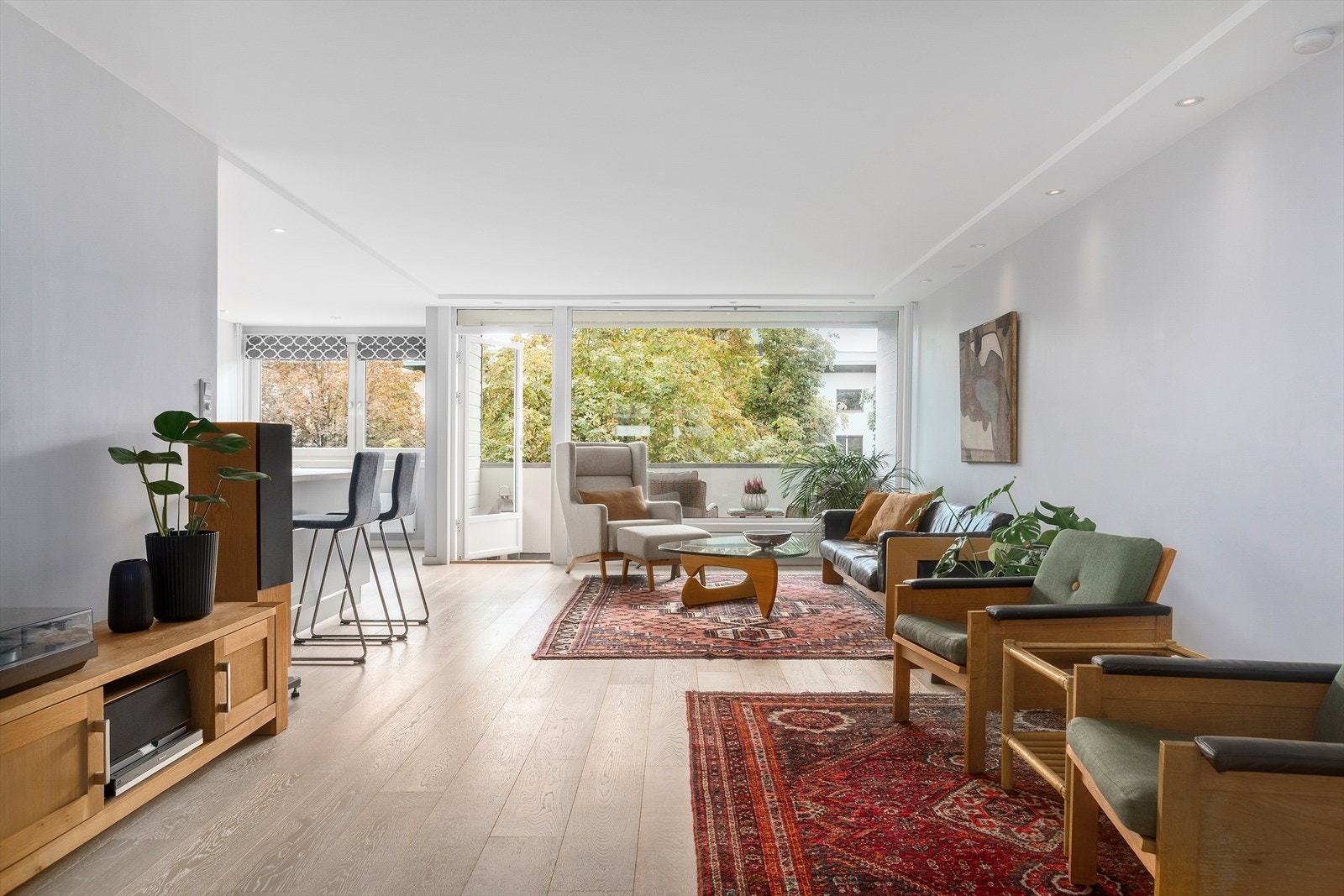 De store vinduene ut mot grøntarealer gir et meget godt inntrykk Galleribilde