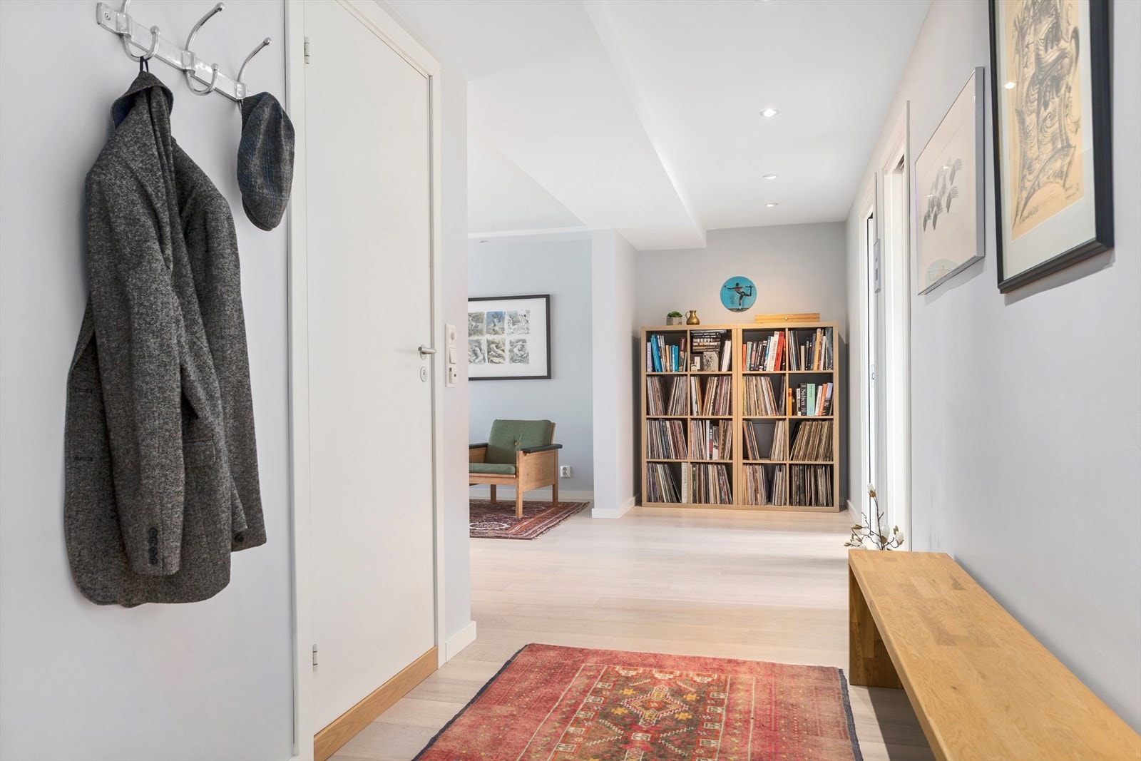 Leiligheten inneholder 3 soverom, bad, stue/kjøkken og balkong Galleribilde