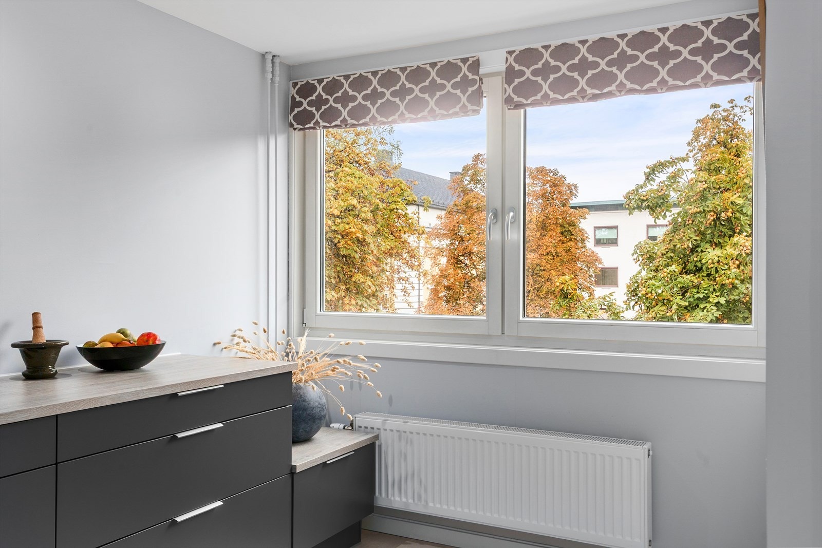 Leiligheten oppvarmes i hovedsak av fjernvarme, både radiatoroppvarming og varmt tappevann er inkludert i felleskostnadene. Radiatorene er byttet i 2018. Galleribilde