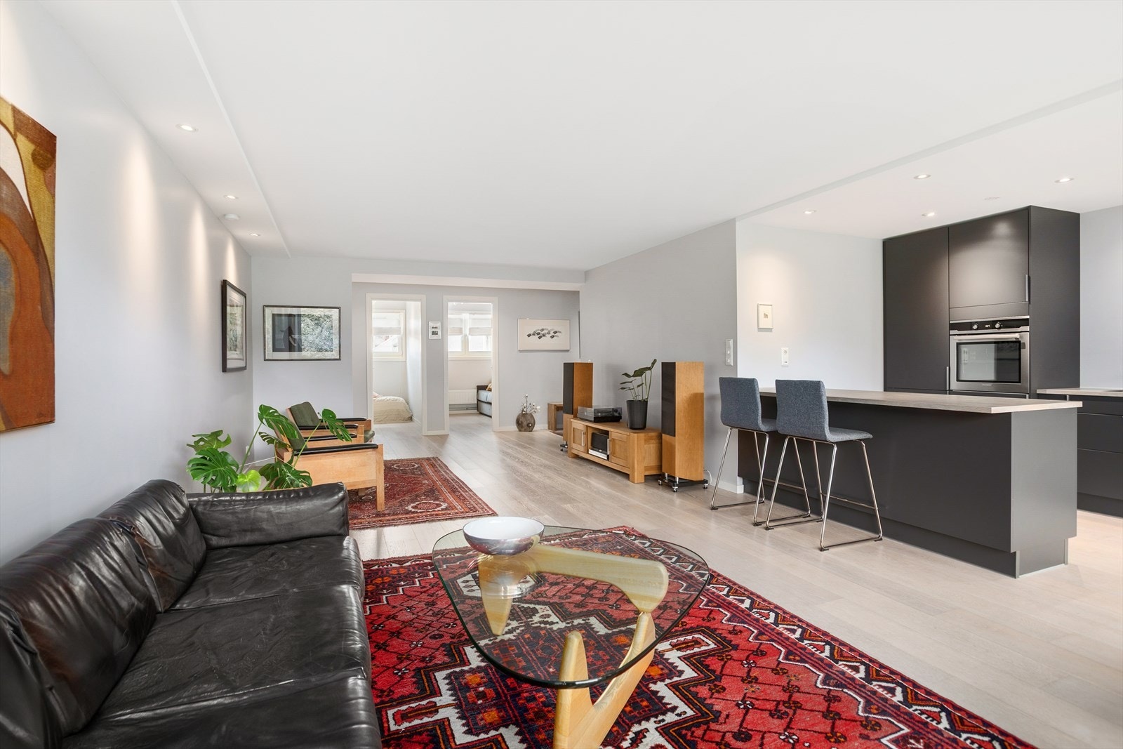 Leiligheten ble ombygget i 2017/2018 til en mer åpen løsning som gir en luftig romfølelse Galleribilde