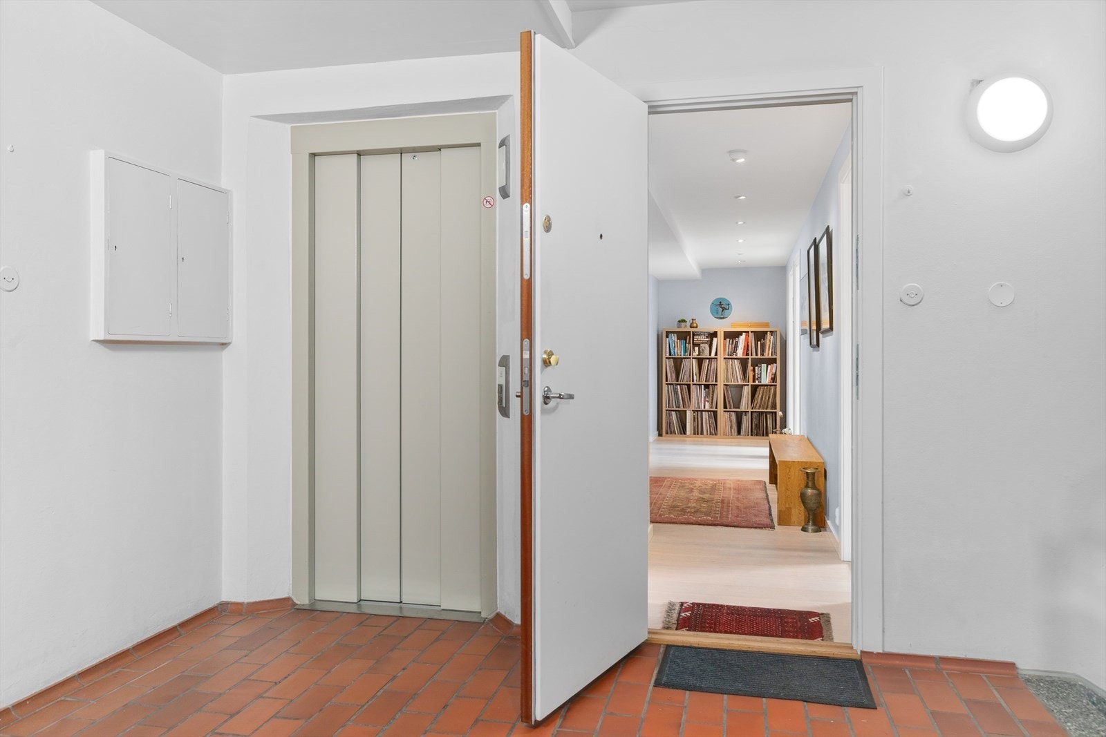 Velkommen hjem! Heisadkomst opp til leiligheten i 3. etg. Galleribilde