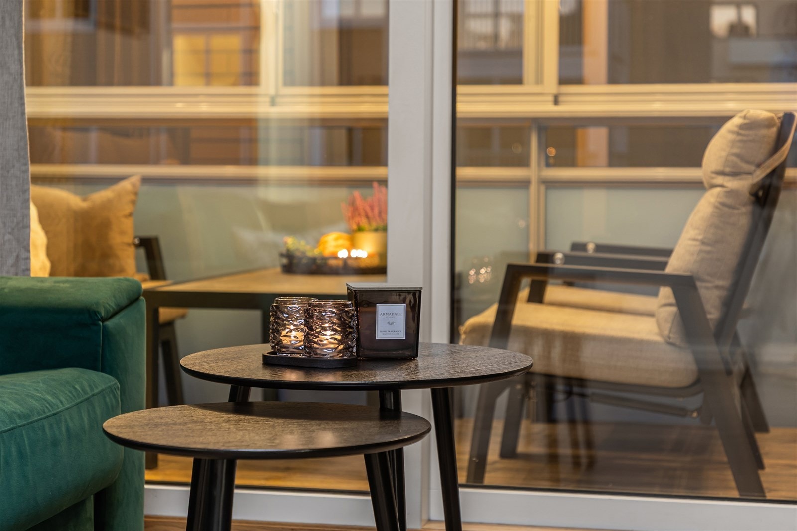 Den innglassede balkongen fungerer som en forlengelse av stuen Galleribilde