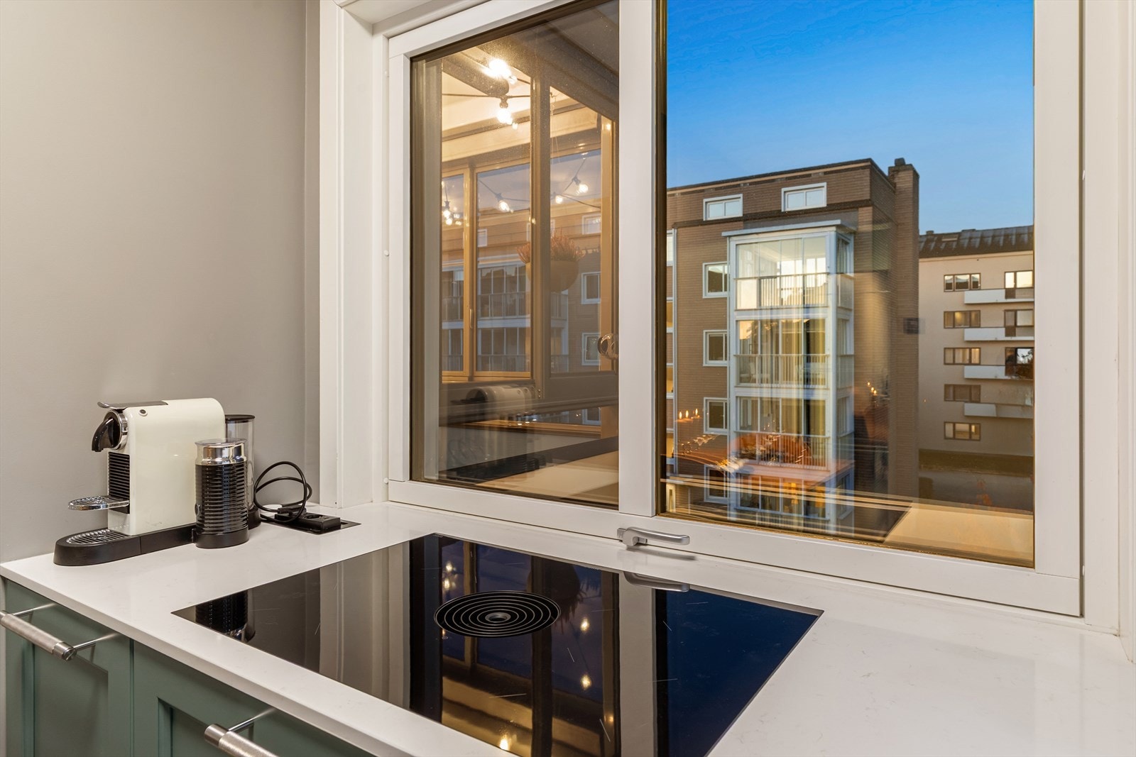 Kjøkkenet er utstyrt med integrerte hvitevarer som stekeovn, platetopp med integrert nedtrekksvifte, kjøl/fryseskap og oppvaskmaskin Galleribilde