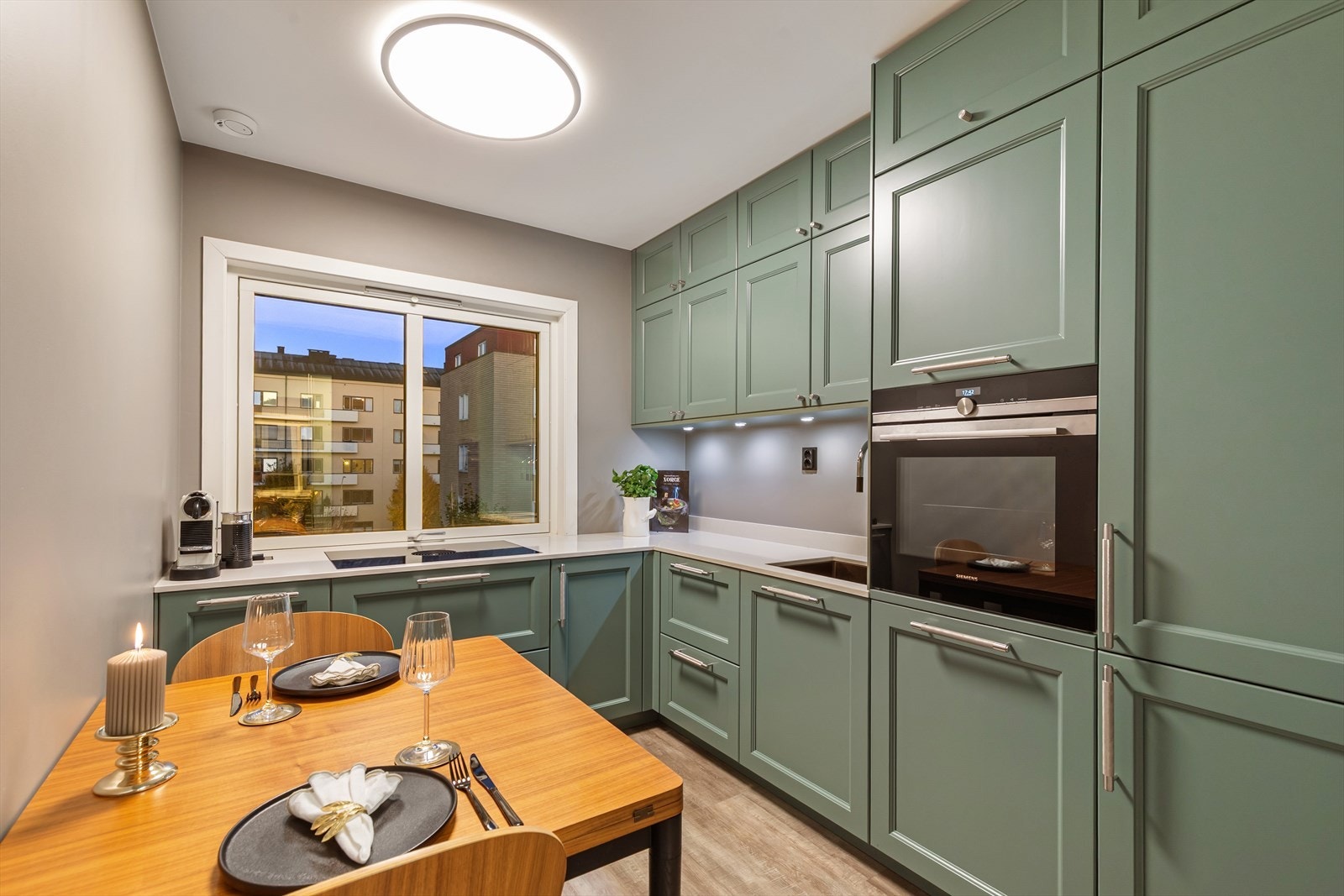 Dette er en delikat 2-roms leilighet med innglasset balkong beliggende sentralt på Strømsø! Galleribilde