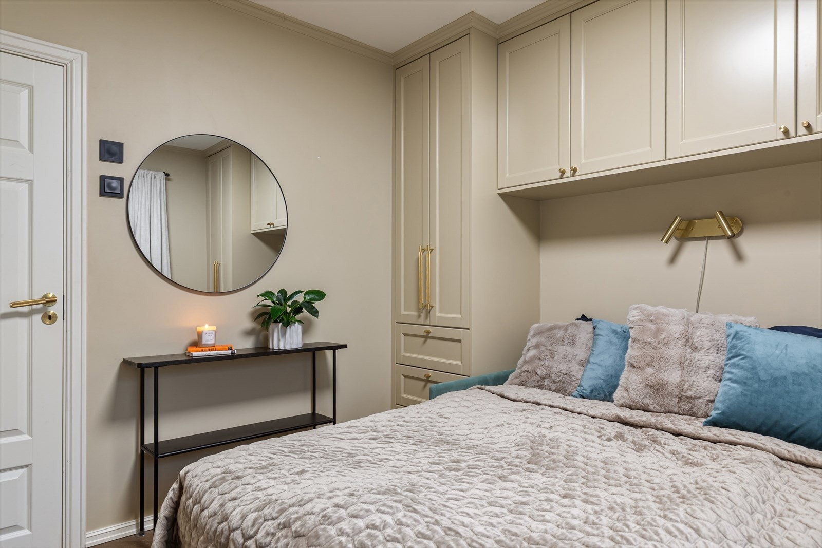 Overflatene er stilrene med parkett på gulv og malte vegger Galleribilde