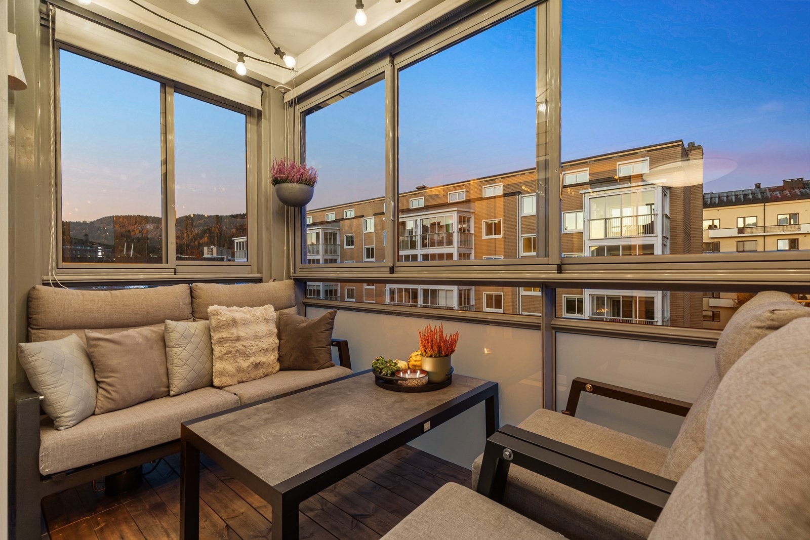 Leiligheten fremstår lekker med flott kjøkken fra 2020, parkett på gulv og malte overflater Galleribilde