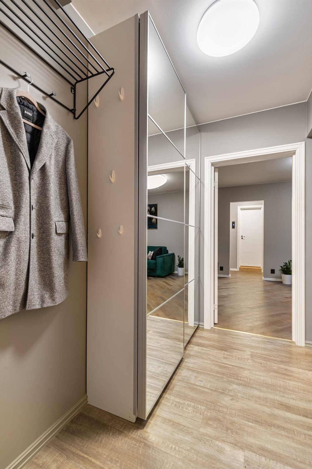 Gang med plass for garderobeskap Galleribilde