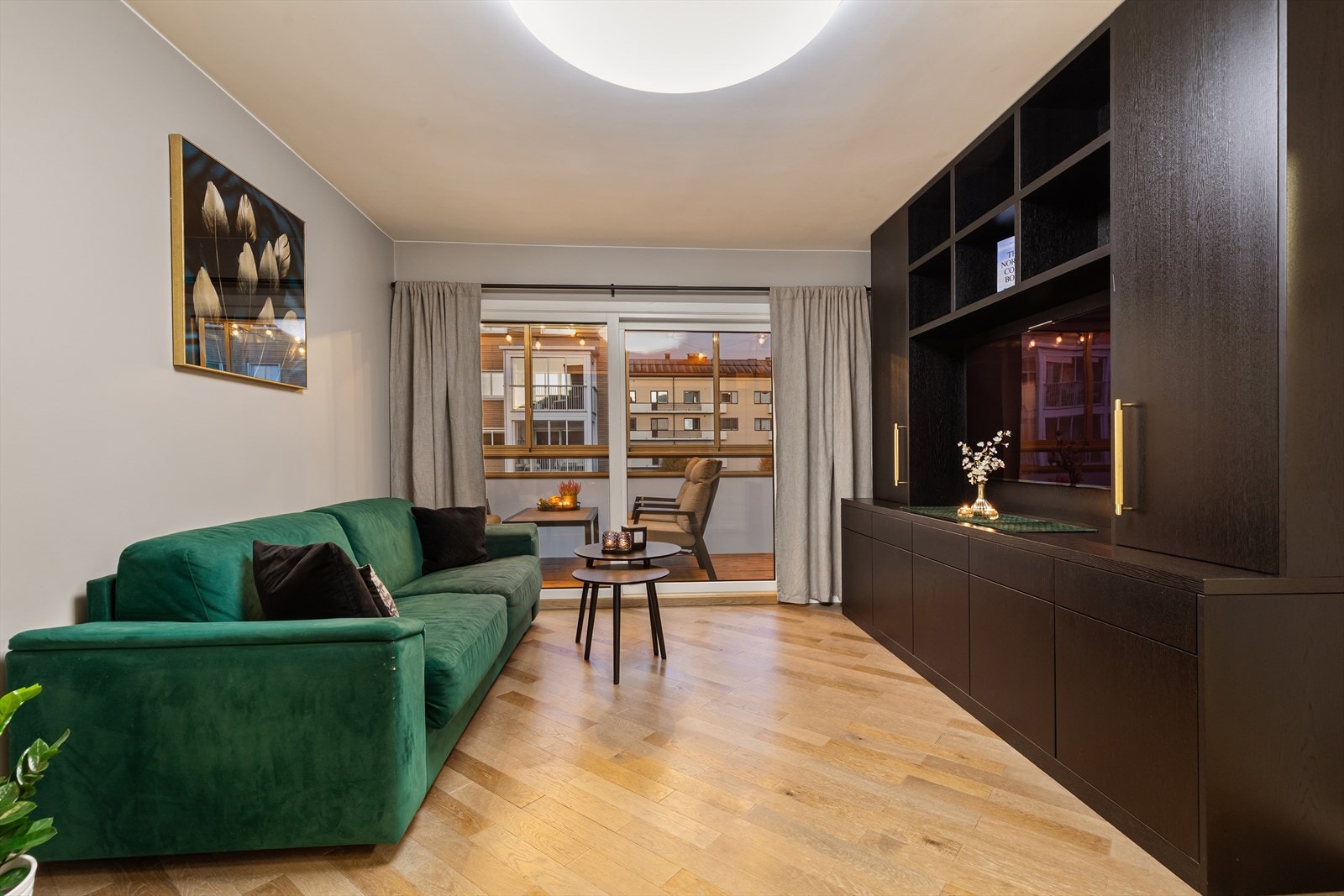 God plass for sofagruppe med tilhørende tv-møblement Galleribilde