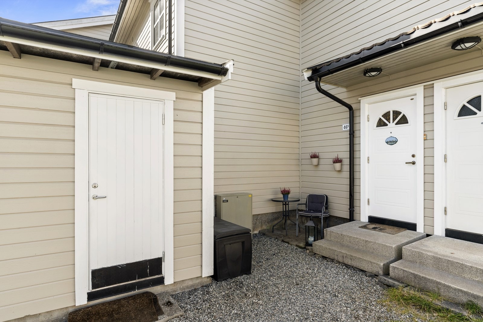 Inngangsparti med liten platting og bod Galleribilde