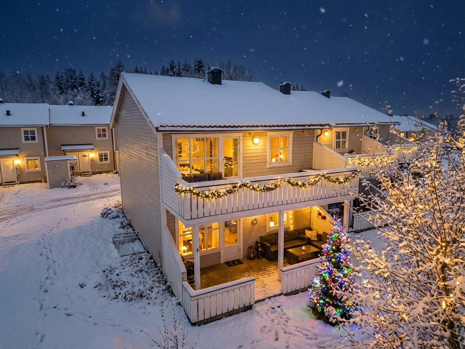 Attentus har gleden av å presentere denne fine boligen i all sin juleprakt. Det gjøres oppmerksom på at bildet er KI generert, og avviker fra virkeligheten Galleribilde