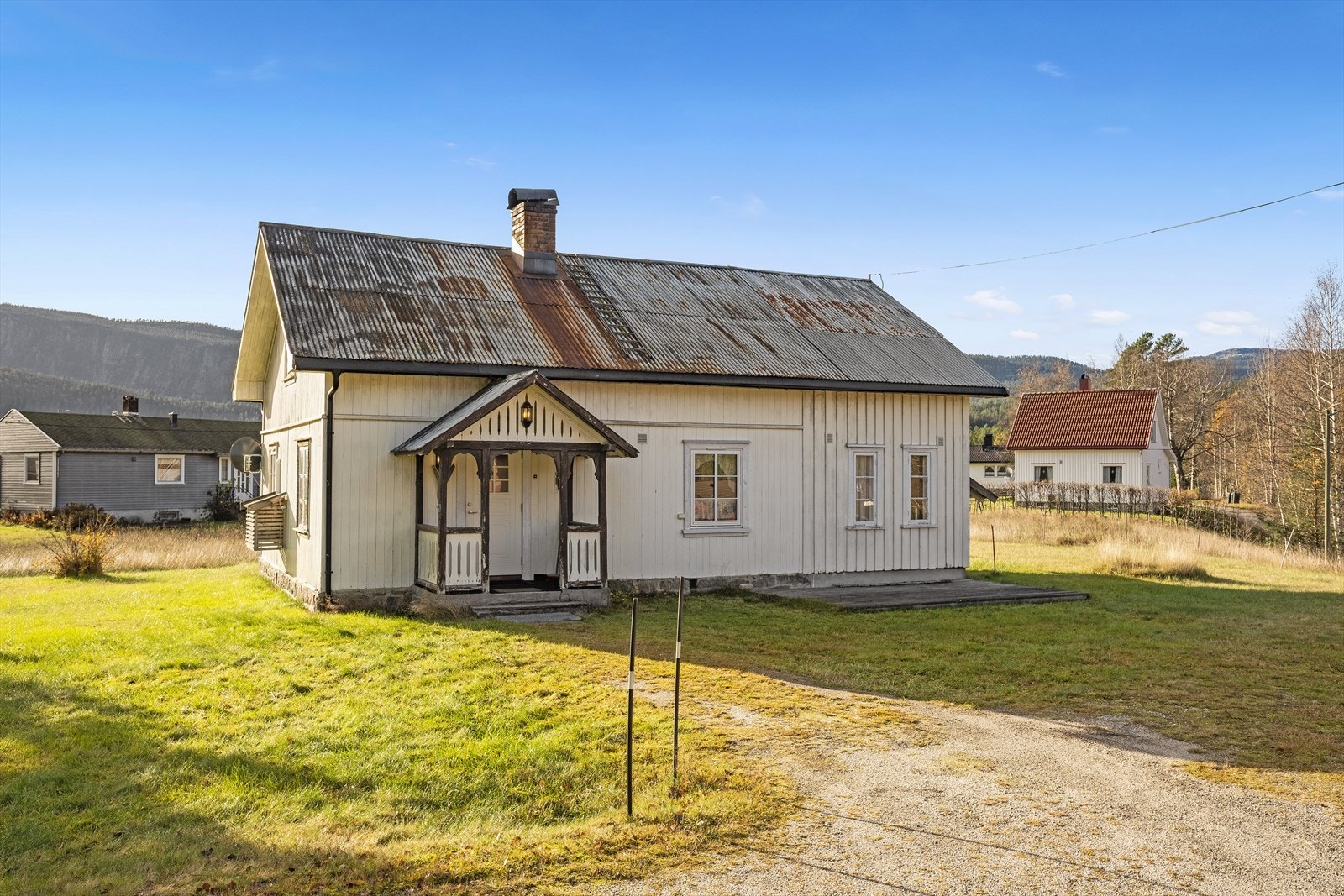 Tomten er lettstelt med store gressarealer som gir rom for både lek, hagebruk og uteplasser. Galleribilde