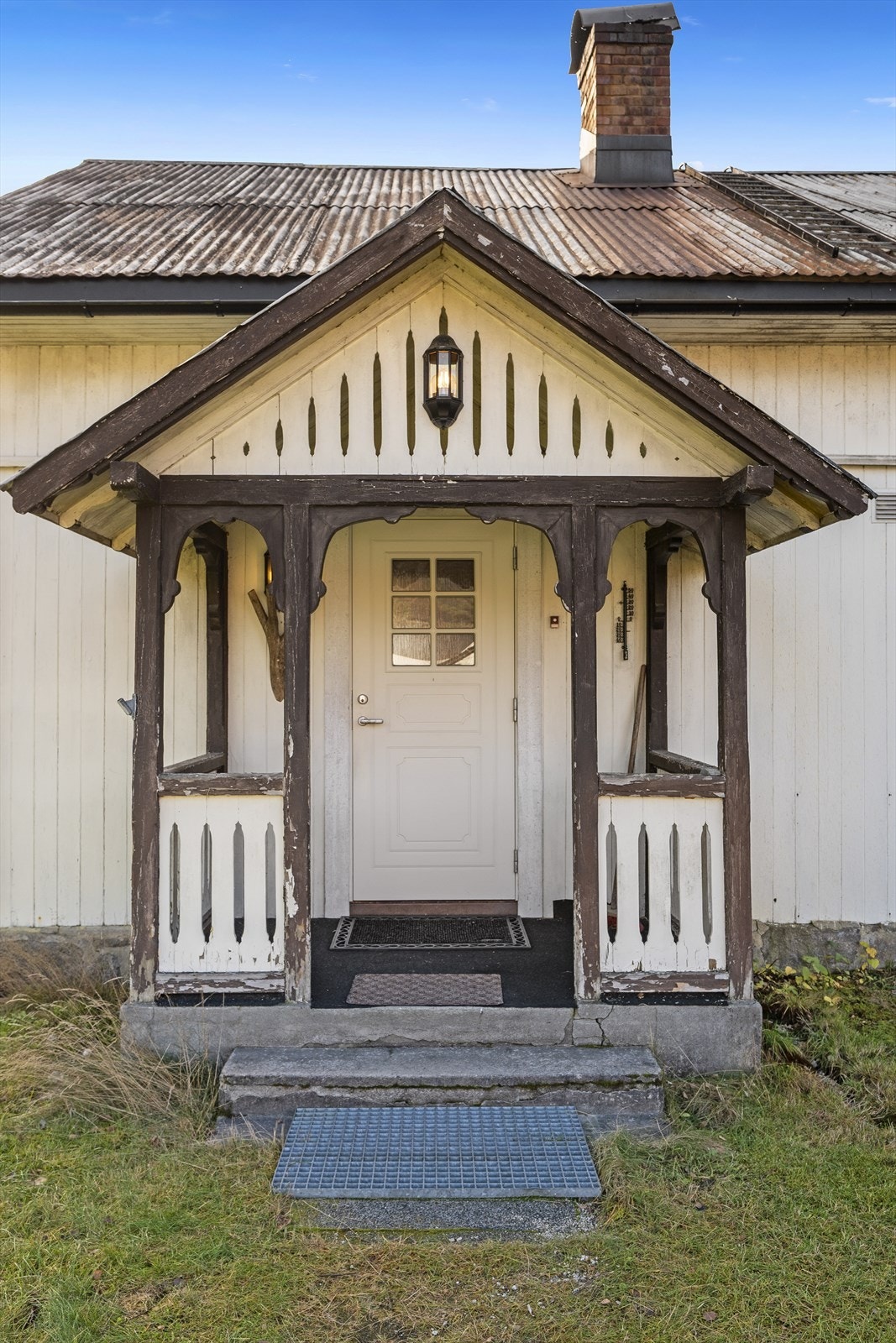 Hyggelig, overbygd inngangsparti. Galleribilde