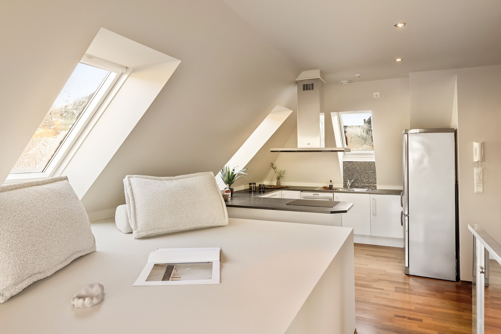 - Den romslige stuen/kjøkkenet måler hele 31,5m² - Galleribilde