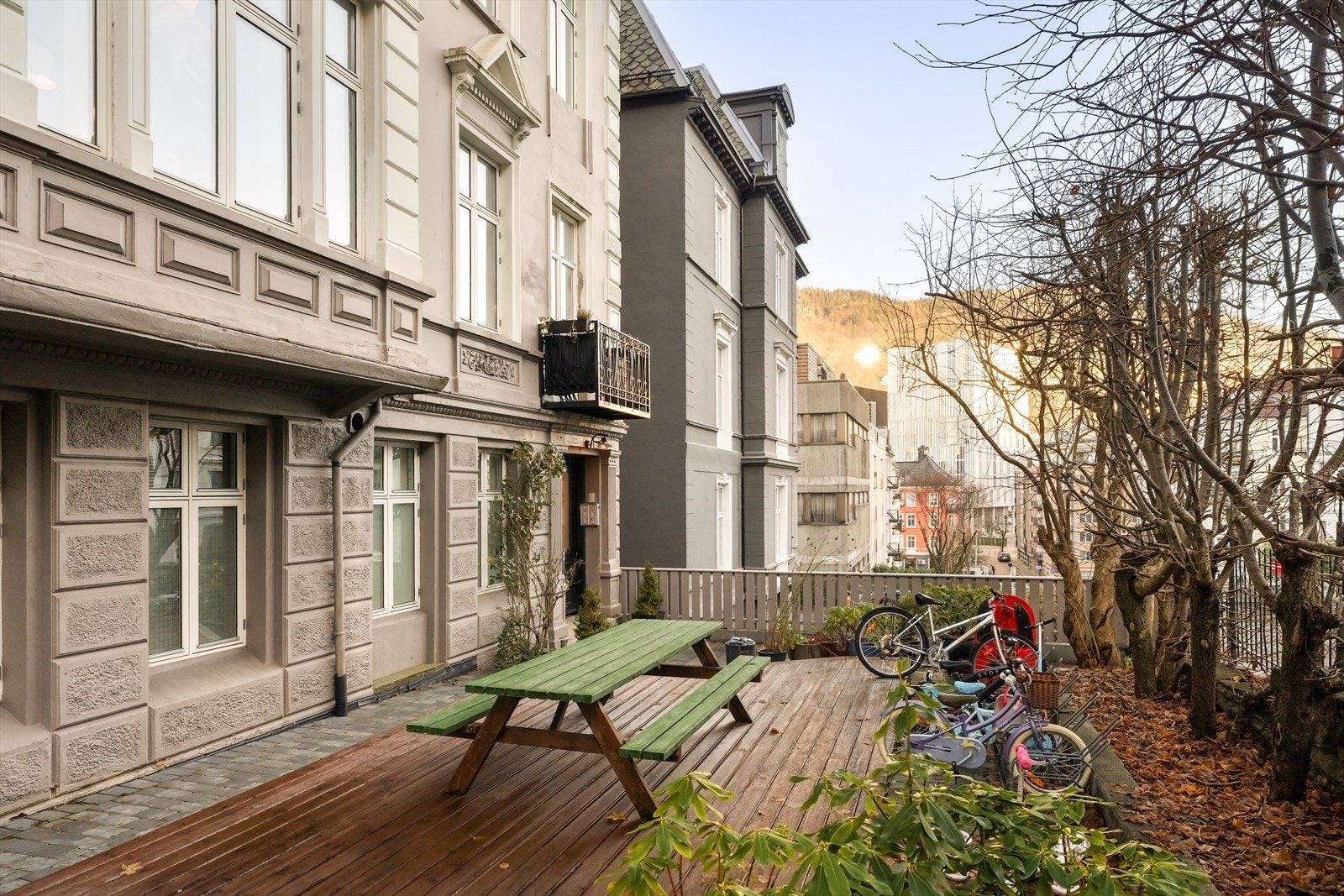 - Sameiet har en koselig, felles uteplass ved byggets inngangsparti - Galleribilde