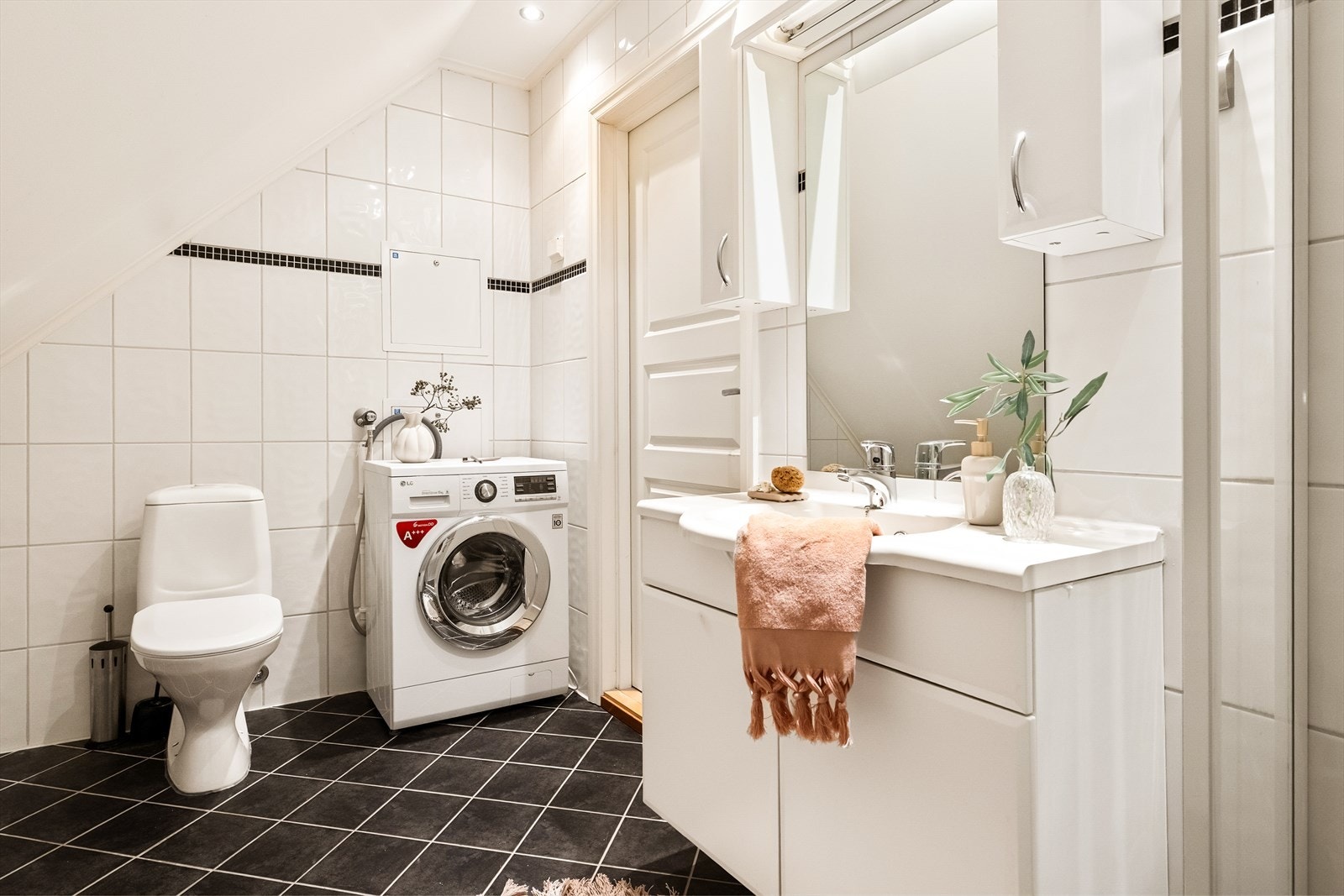 - Badet har varmekabler i gulv, og er innredet med heldekkende servant, speil med skap og belysning, opplegg for vaskdmaskin, toalett og dusjhjørne - Galleribilde