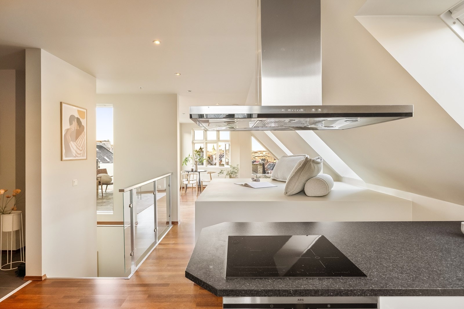 - Med åpen løsning oppleves hele rommet som en sosial sone, hvor du kan holde dialogen gående mens du disker opp til deilig middag - Galleribilde