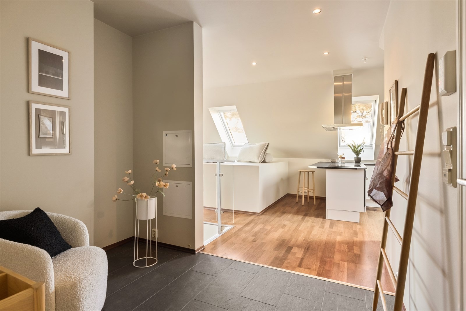 - Lys og romslig entré som gir et flott førsteinntrykk av boligen - Galleribilde