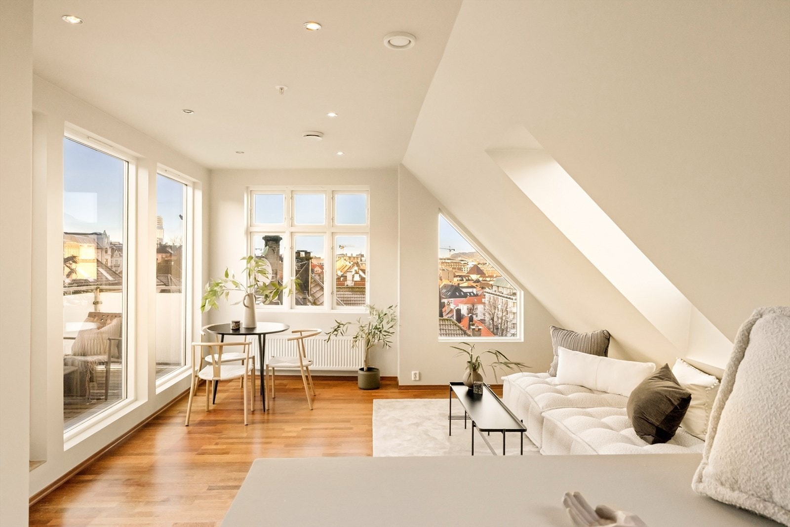 - Gjennomgående lik parkett på gulv sørger for et flott helhetsinntrykk og en rød tråd gjennom boligen - Galleribilde