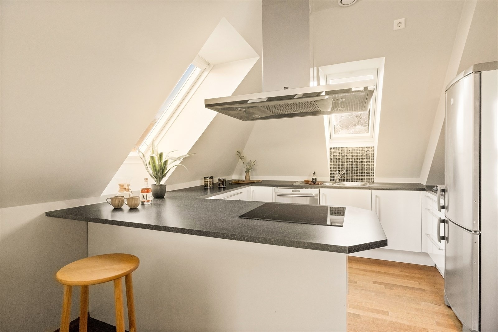 - Tidløs kjøkkeninnredning fra Mobalpa med hvite slette fronter og benkeplate i laminat - Galleribilde