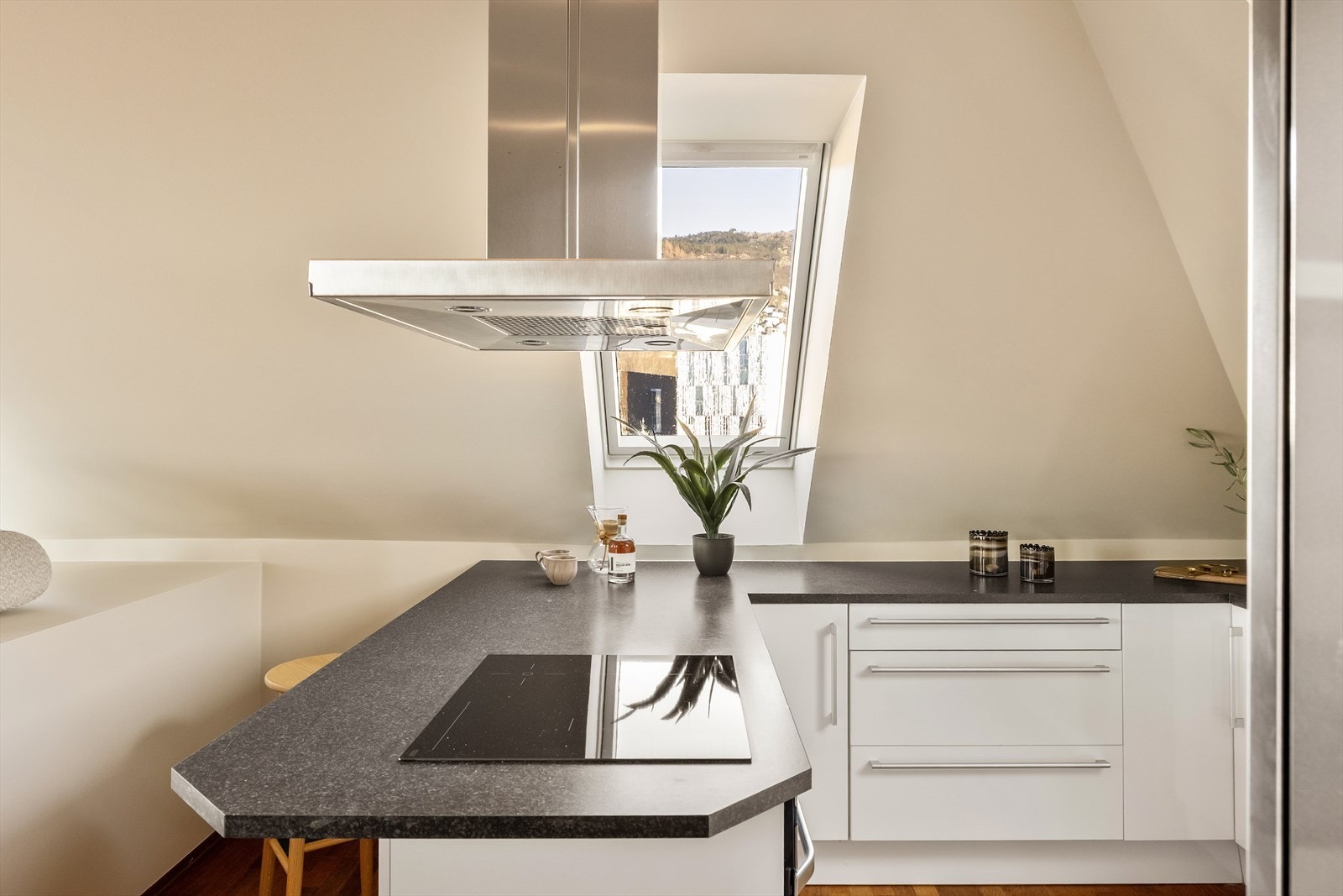 - Utformingen av kjøkkenet gir rikelig med lagrings- og benkeplass - Galleribilde