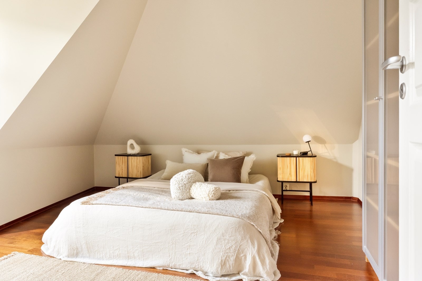 - Leiligheten har 2 soverom som måler 10,5m² og 8m² - Galleribilde