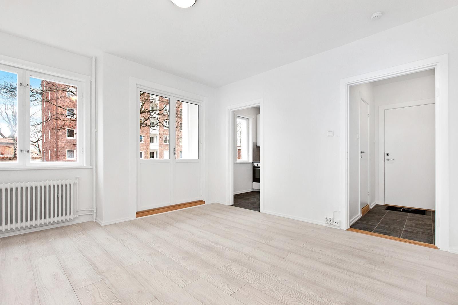 Mye lys fra store vindusflater Galleribilde