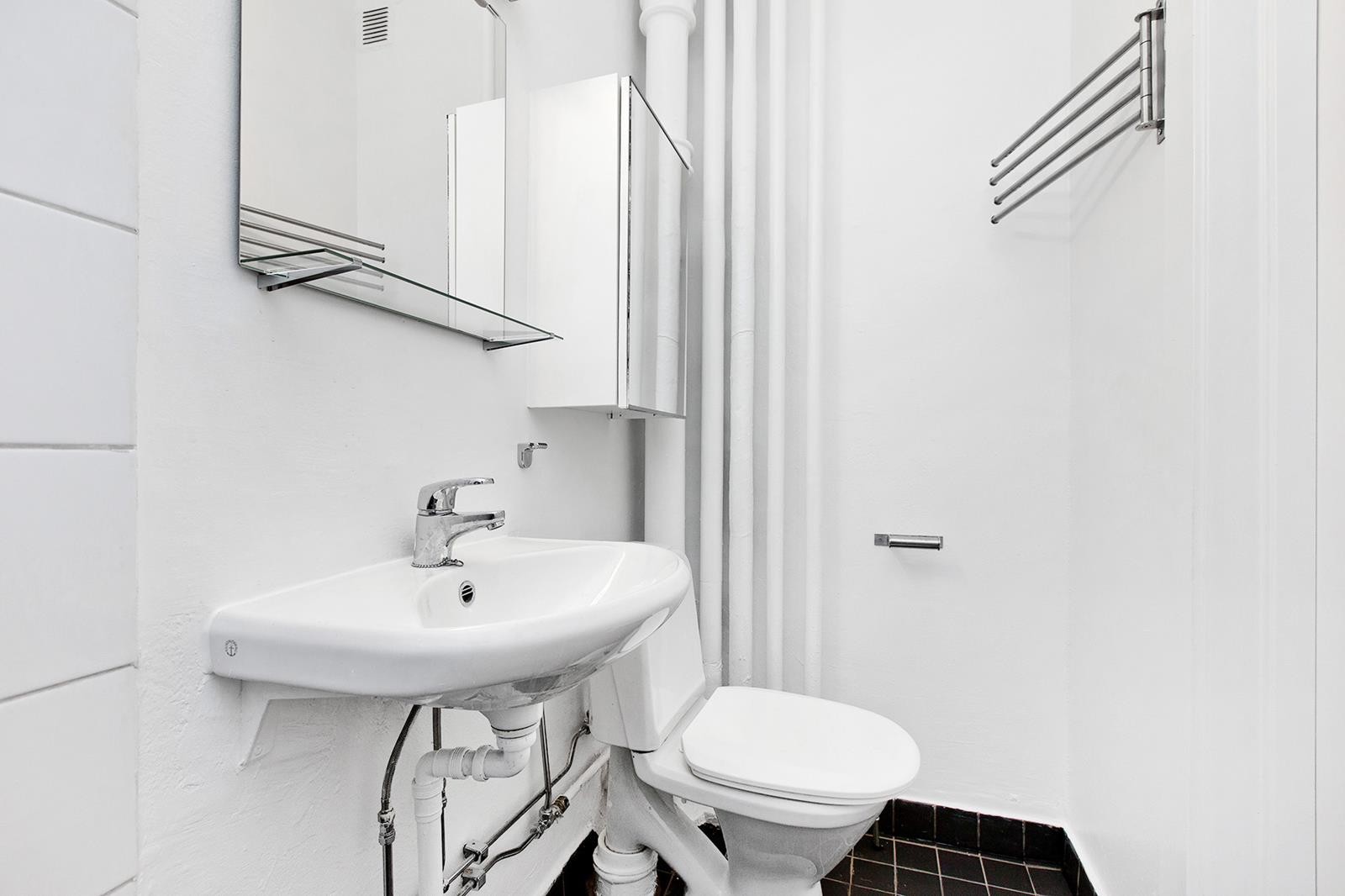 Pent flislagt bad. Fellesvaskeri i kjeller Galleribilde