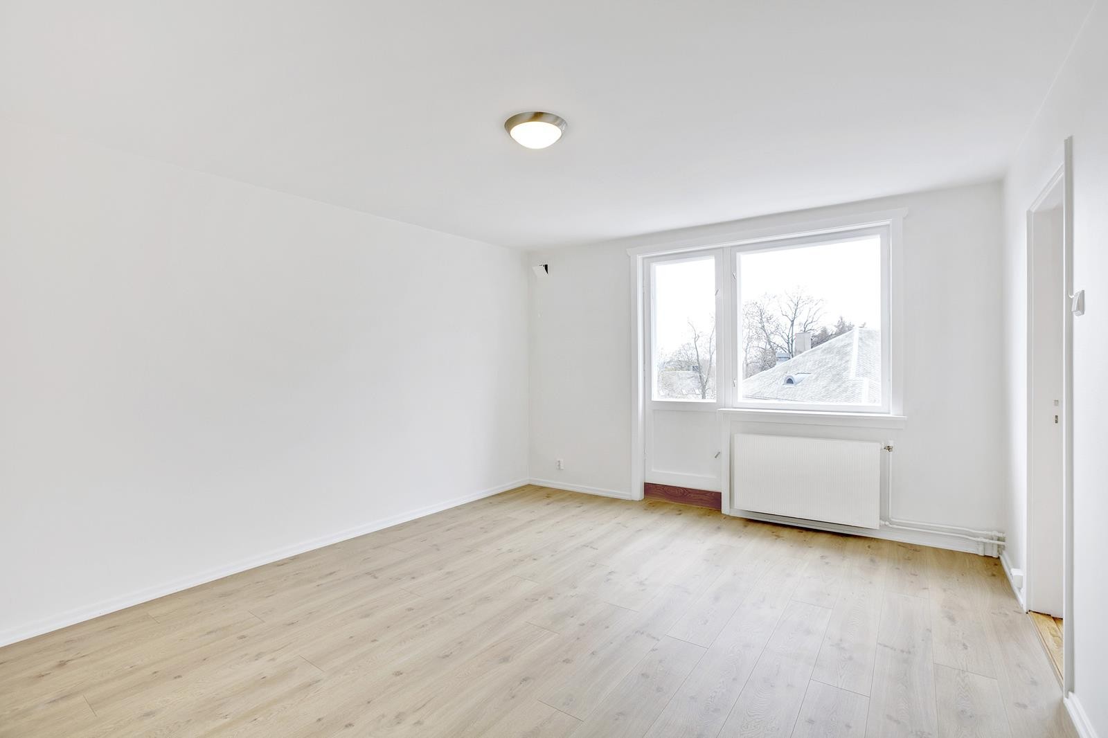 Romslig 1-roms toppleilighet med balkong og separat kjøkken Galleribilde