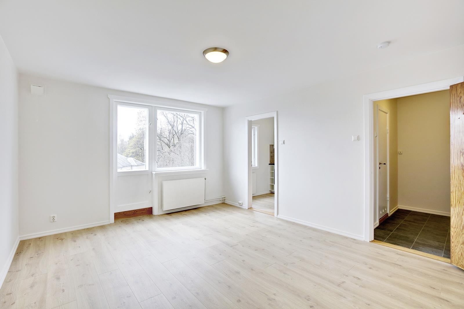 Store vindusflater som slipper inn rikelig med lys Galleribilde