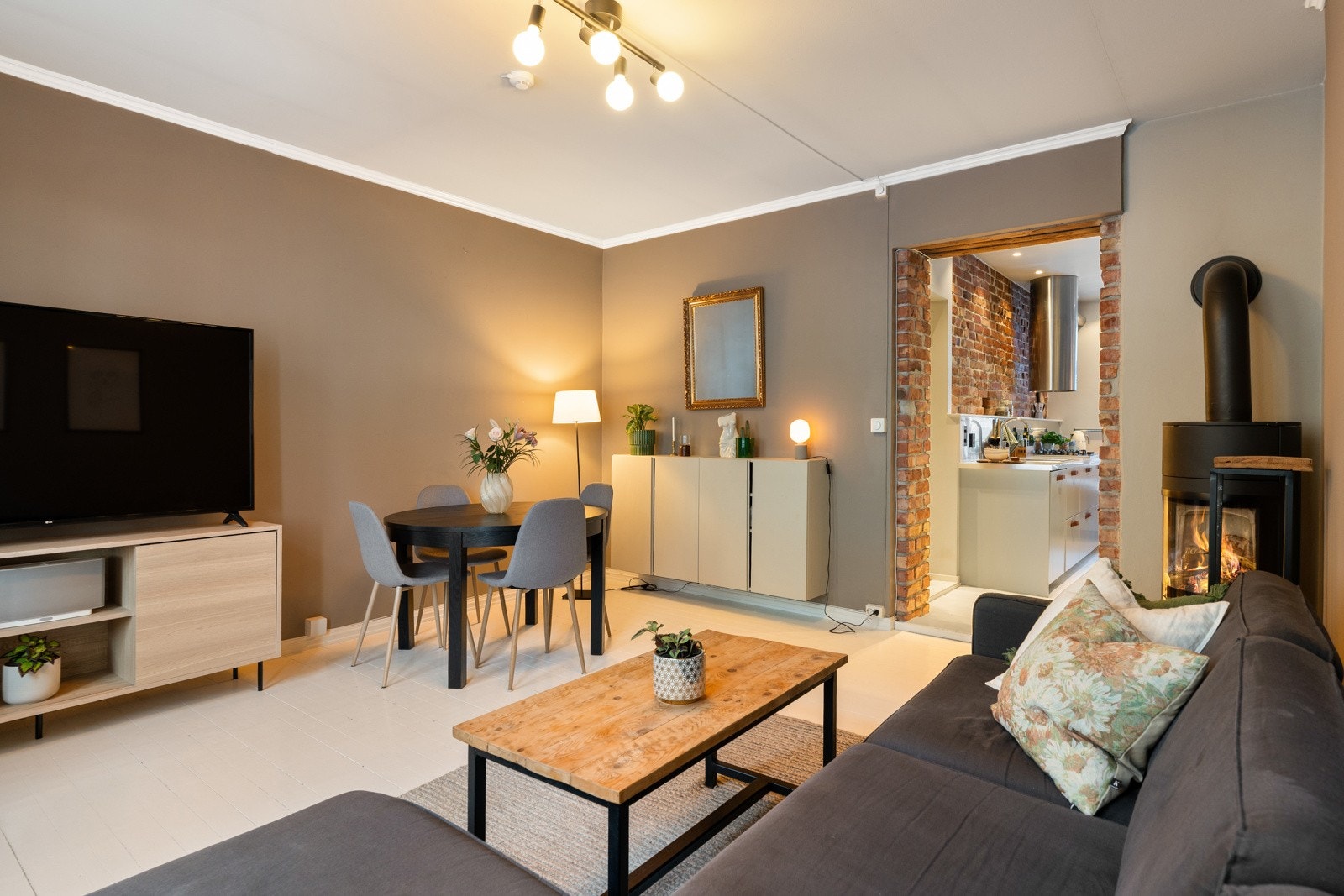 Det er en åpen og lys stue, hvor arealet kan utnyttes godt. Hele oppholdsrommet måles til ca. 19,4 kvm. Galleribilde