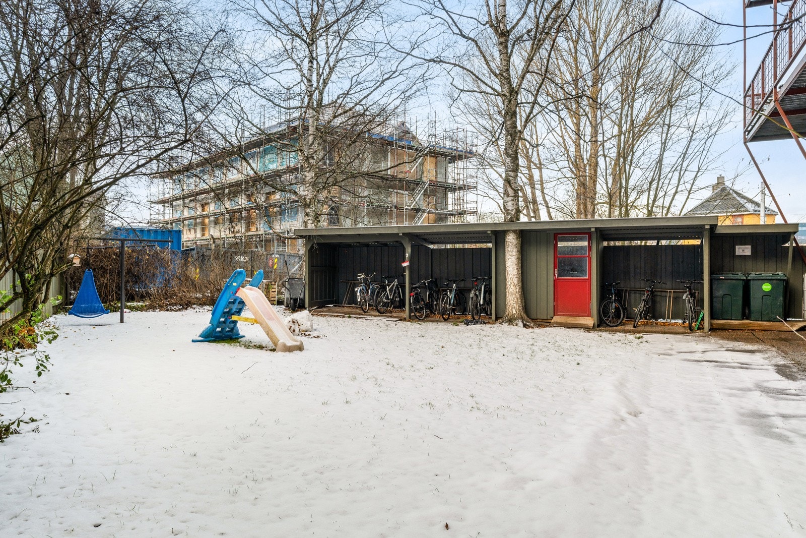 I tillegg har sameiet flere felles fasiliteter som beboerne kan benytte. De har blant annet felles bakgård, tørkerom, sykkelbod, felles kjeller med utstyr og verksted. Galleribilde