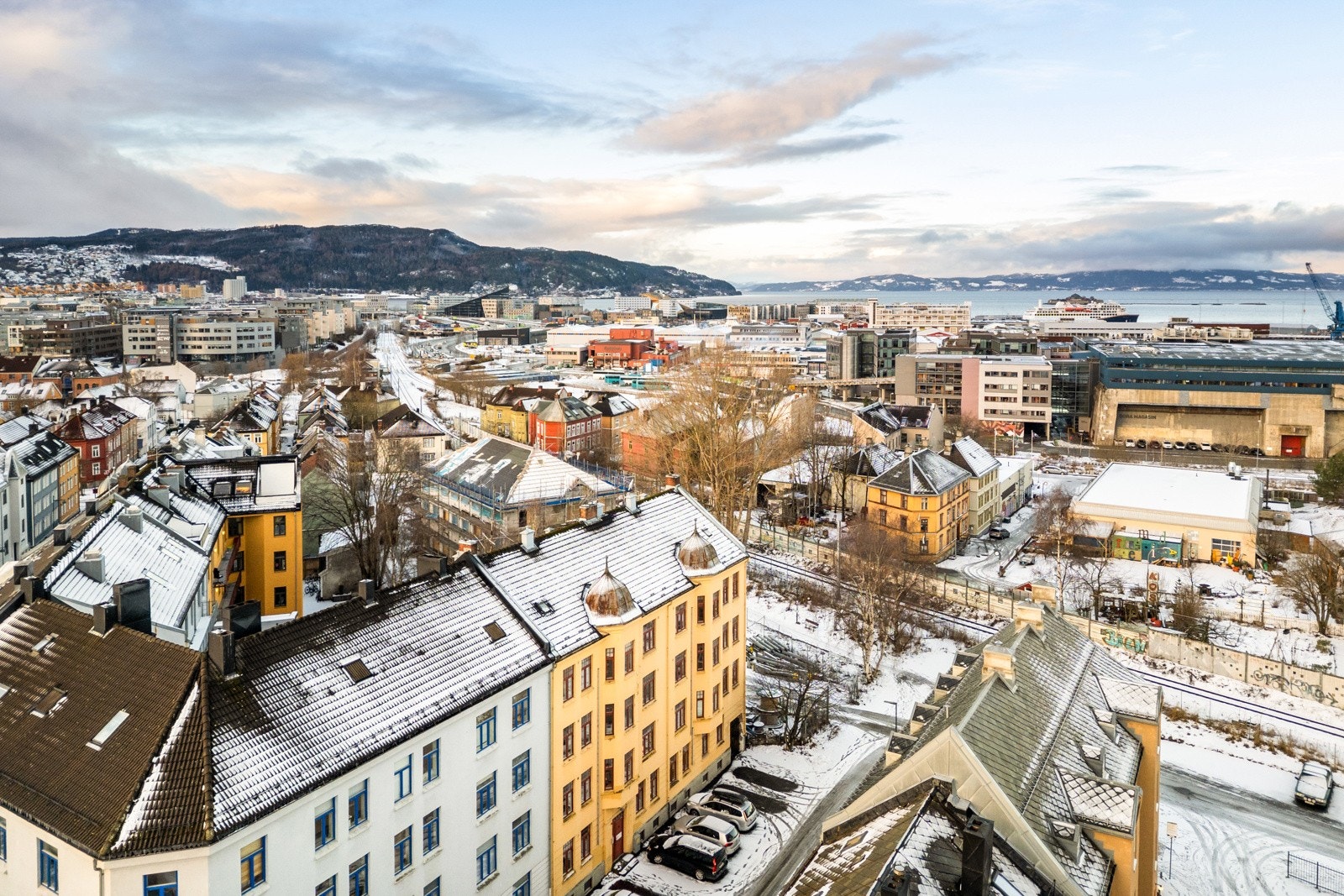 Eiendommen har en god beliggenhet, litt tilbaketrukket fra den ellers travle sentrumskjernen. Det er et rolig og populært område. Galleribilde