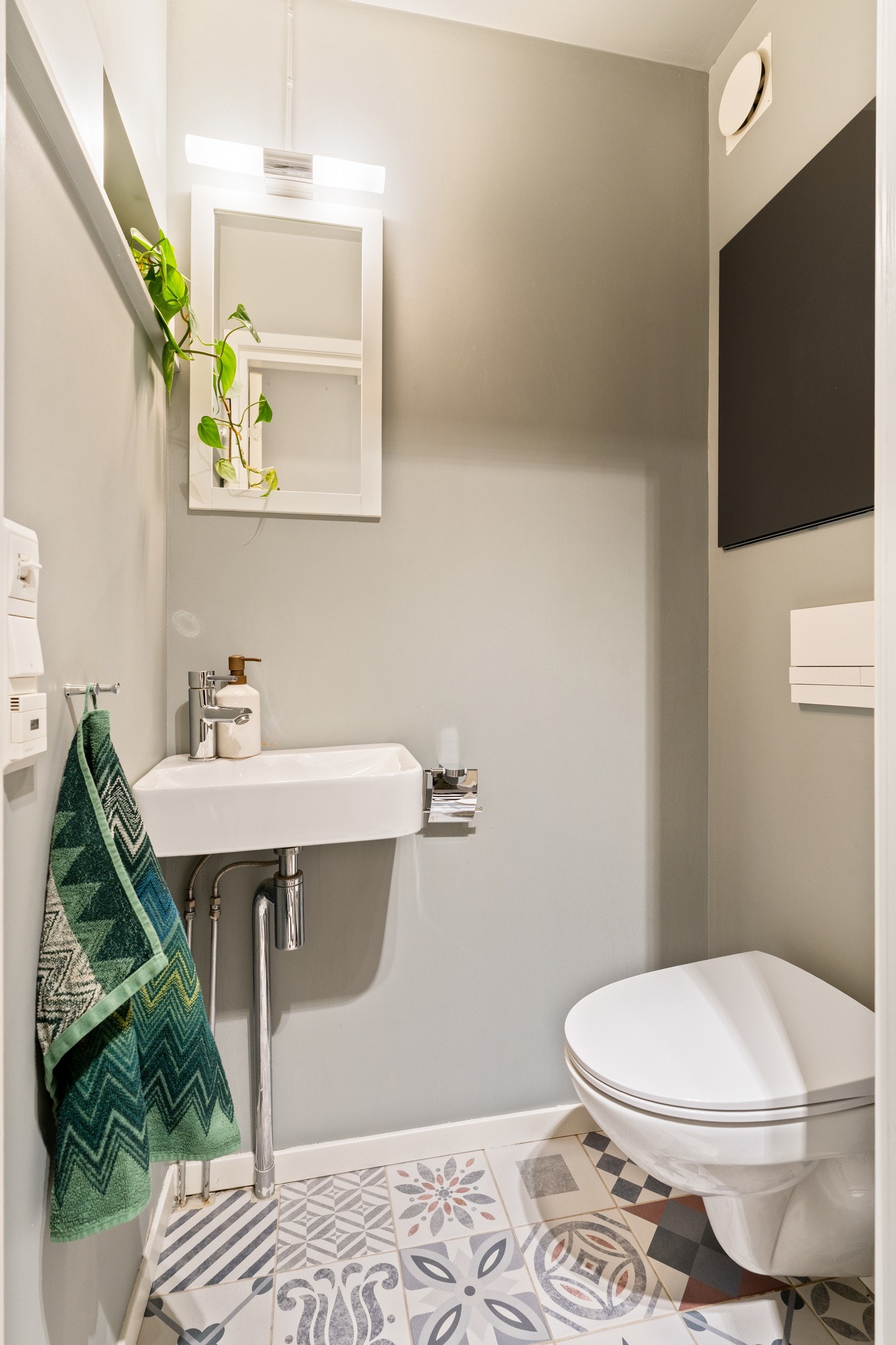 Toalettrommet befinner seg i gangen og har servant. Noe mange vil sette pris på. Galleribilde