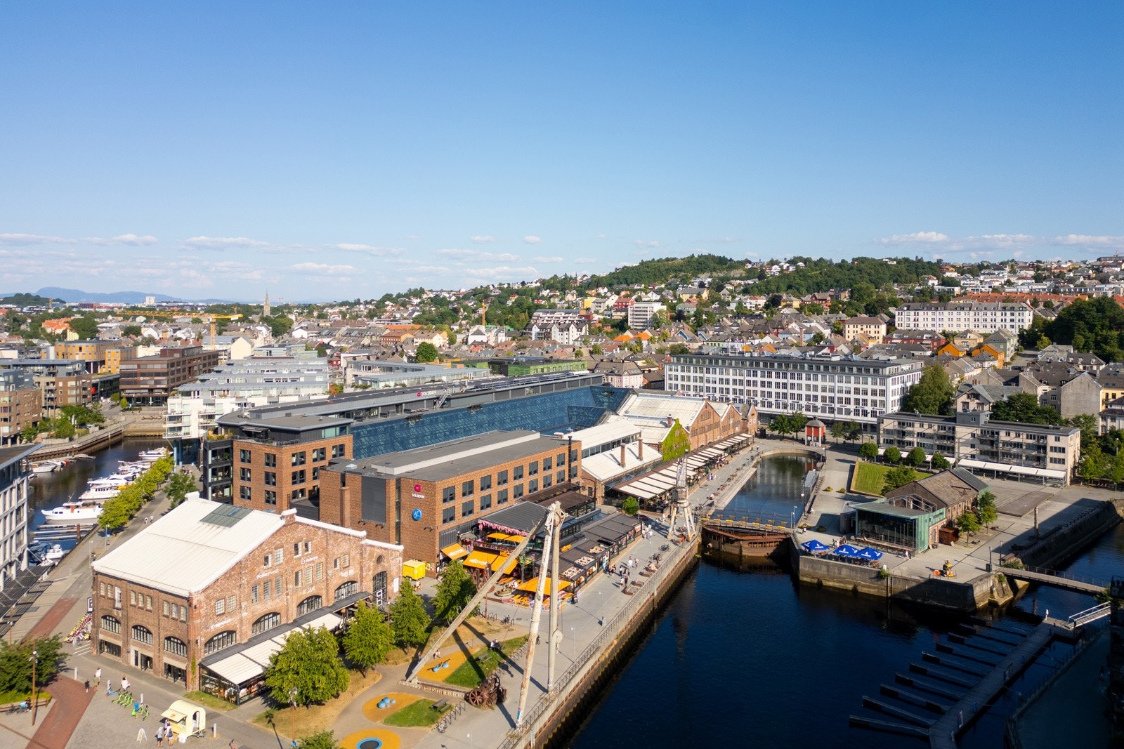 Solsiden/Nedre Elvehavn ligger ca. 5 min til fots fra leiligheten, og byr på gode shoppingsmuligheter og et yrende restaurant- og uteliv. Galleribilde