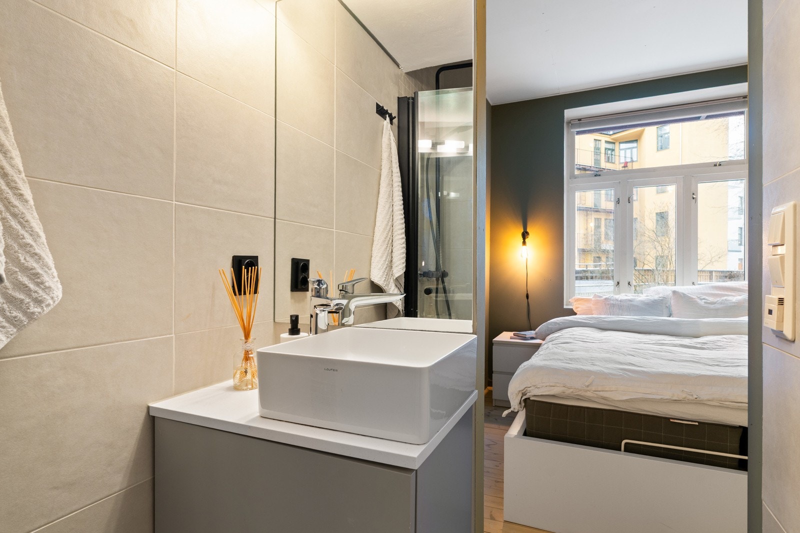 Tidløst baderom som ble delvis oppgradert i 2021, det ble da ordnet røropplegg, samt fliser. Galleribilde