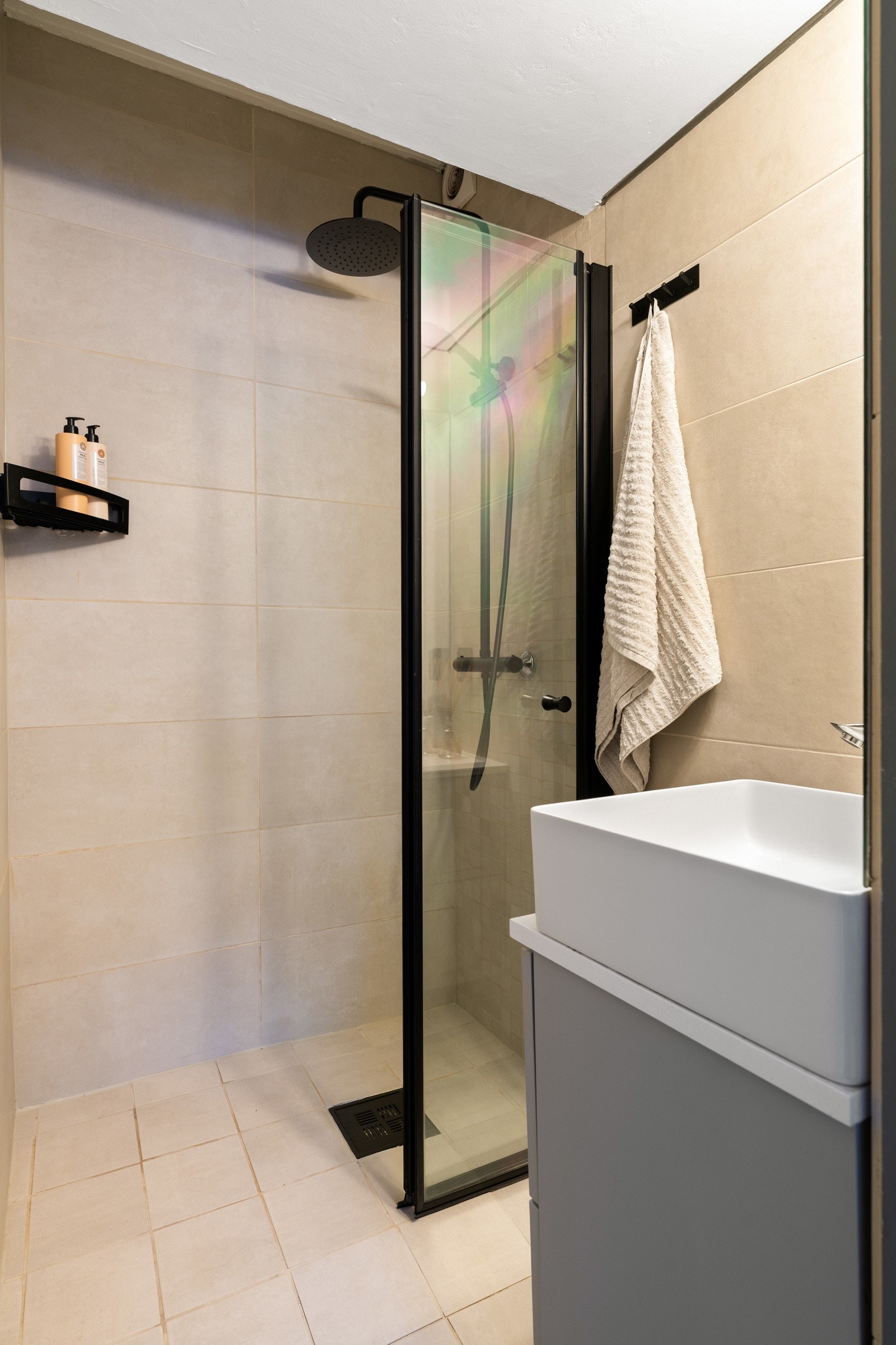 Innredningen er moderne og inneholder servant med underskap, speil og dushjørne. Galleribilde