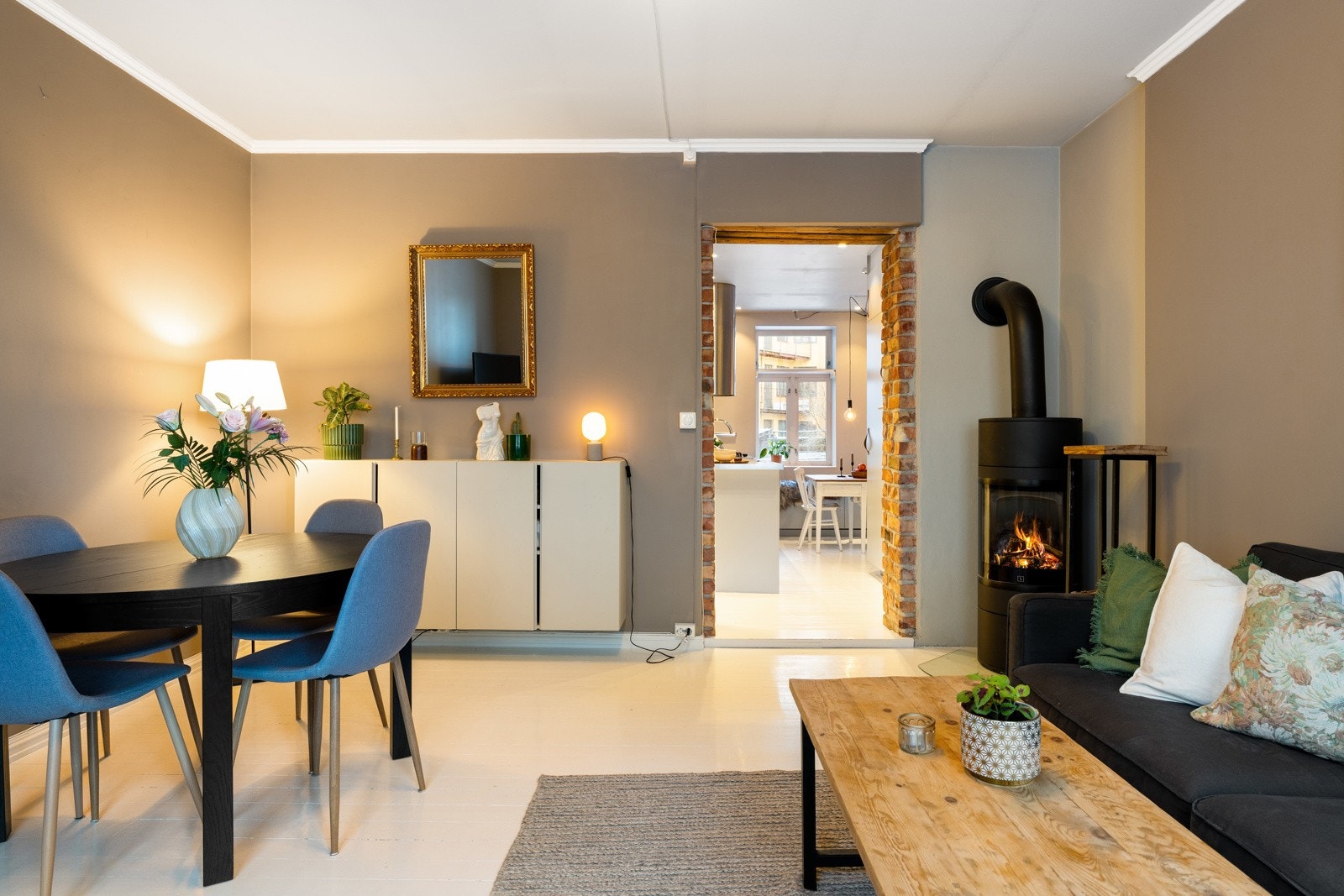 Gulv ble malt i 2024 og veggene i 2021 til fargen muskatnøtt. Tak og bak peis er malt i fargen soothing beige. Galleribilde