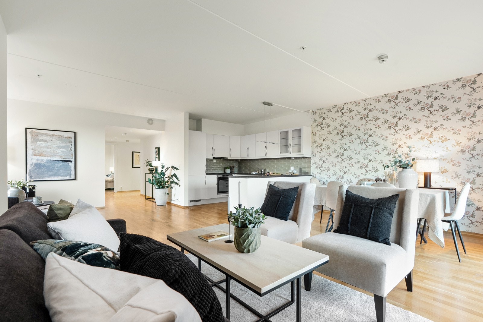 Stuen er av svært god størrelse og gir dermed plass til inndeling av ulike sosiale soner. Galleribilde