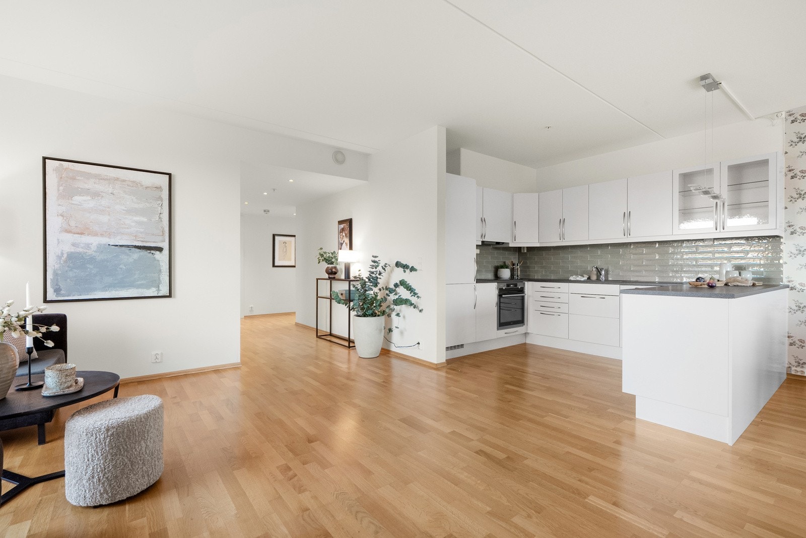 Det er godt med skap- og benkeplass på kjøkkenet. Galleribilde