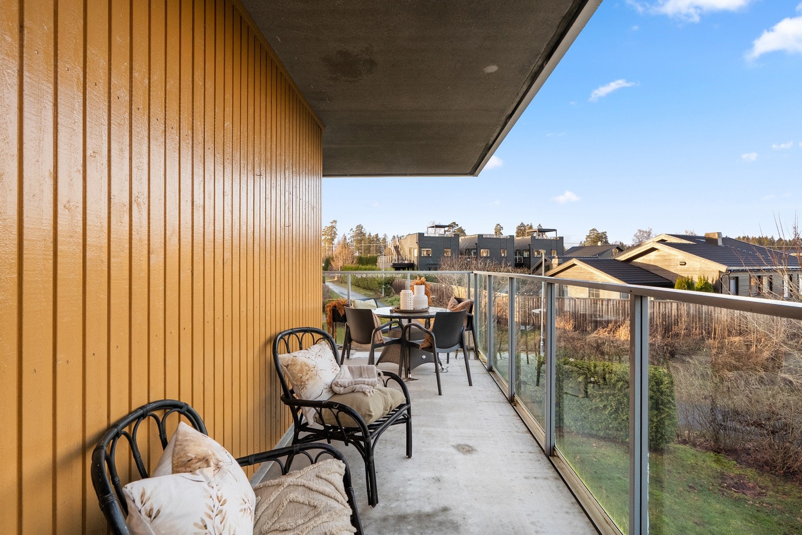 Balkongen har utebelysning, utvendig stikkontakt og markise. Her kan du nyte herlige sommerdager! Galleribilde